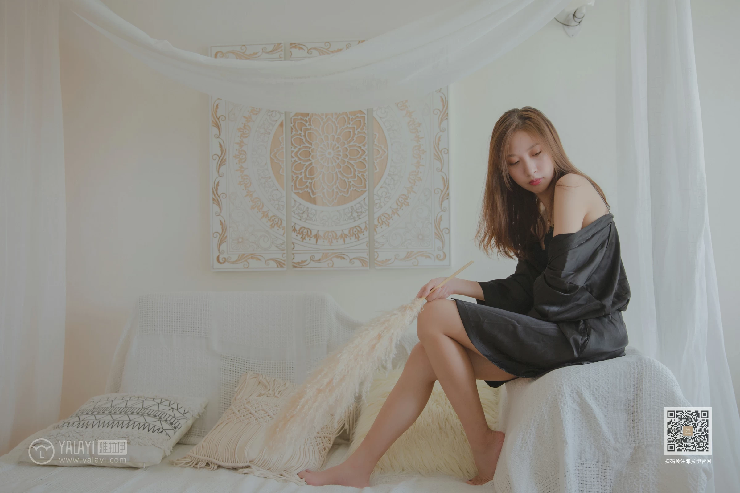 [YALAYI雅拉伊]Vol.416 白加黑 蓝心 黑色真丝睡衣加黑色蕾丝内衣性感私房写真集第5张