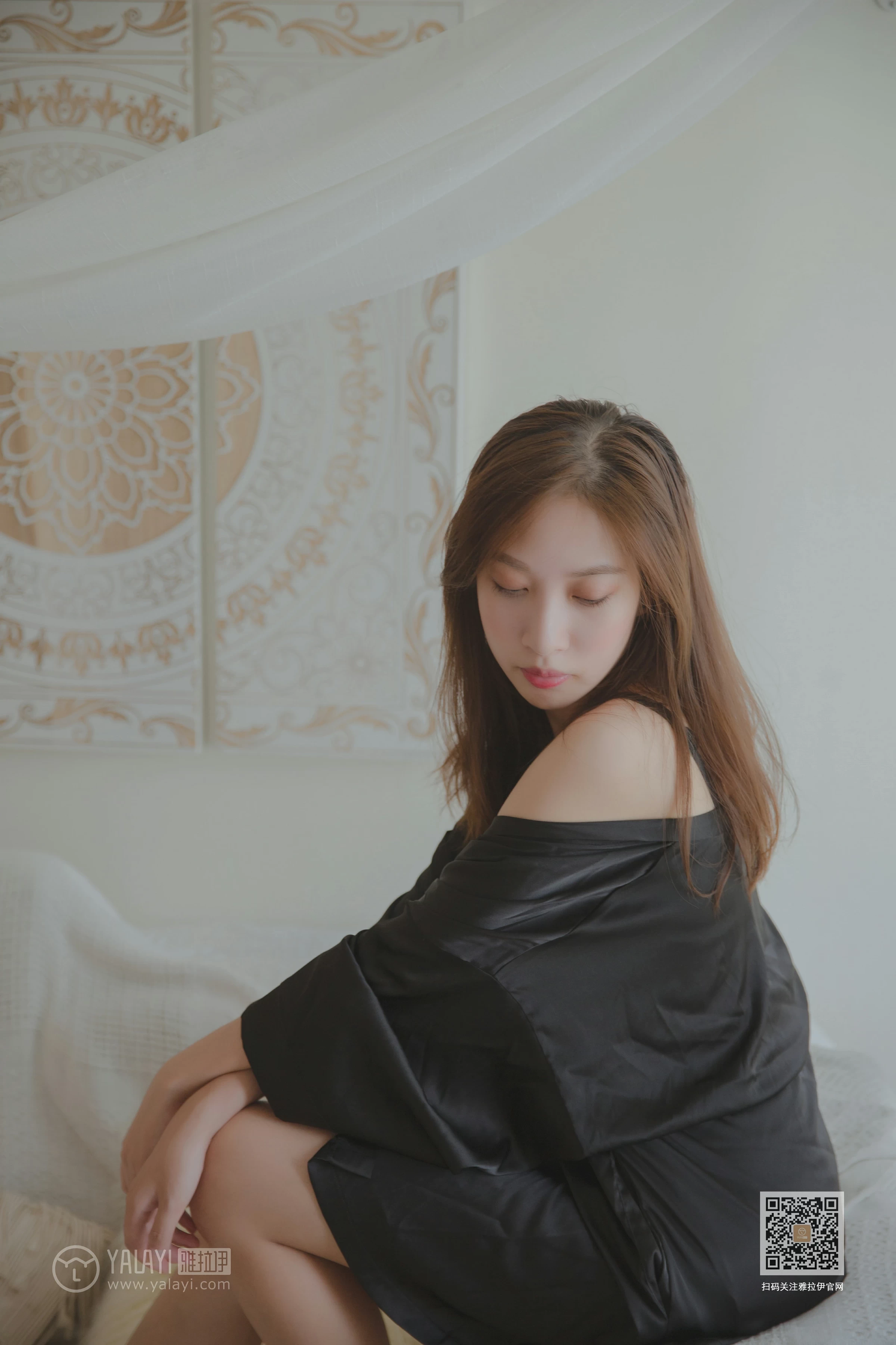 [YALAYI雅拉伊]Vol.416 白加黑 蓝心 黑色真丝睡衣加黑色蕾丝内衣性感私房写真集第6张