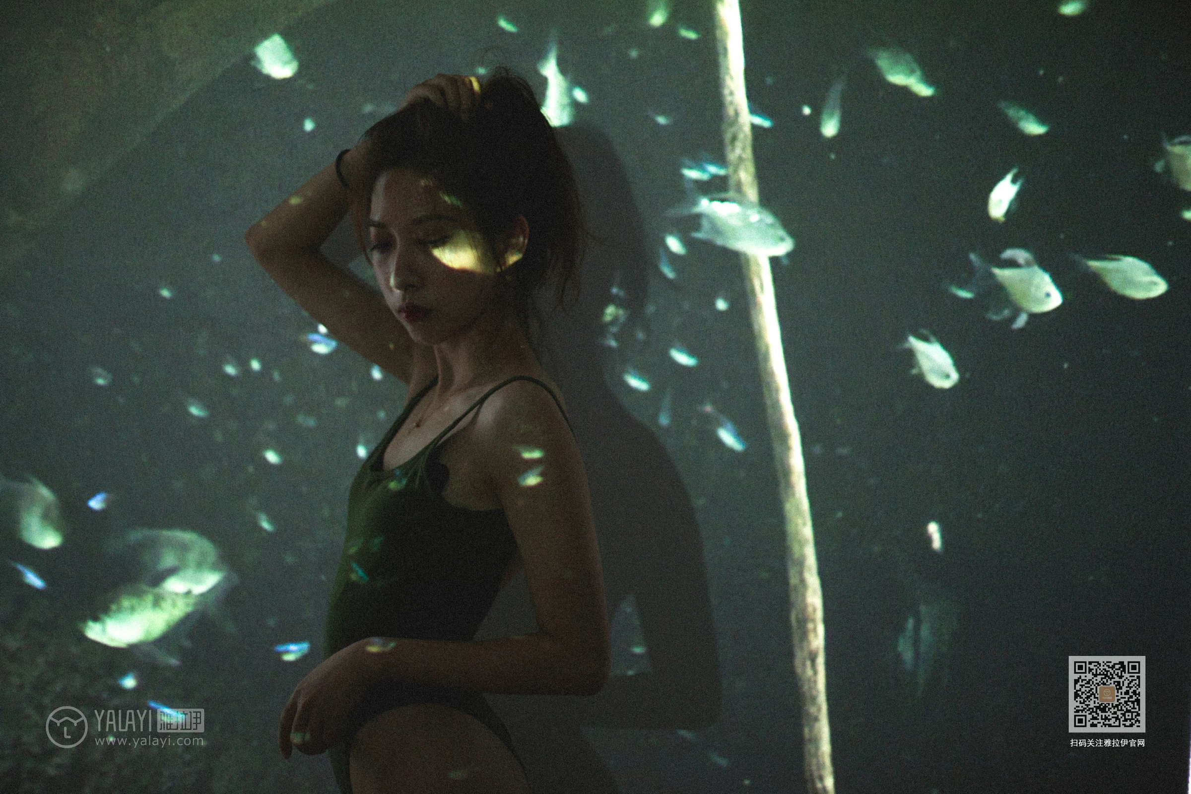 [YALAYI雅拉伊]Vol.416 白加黑 蓝心 黑色真丝睡衣加黑色蕾丝内衣性感私房写真集第17张