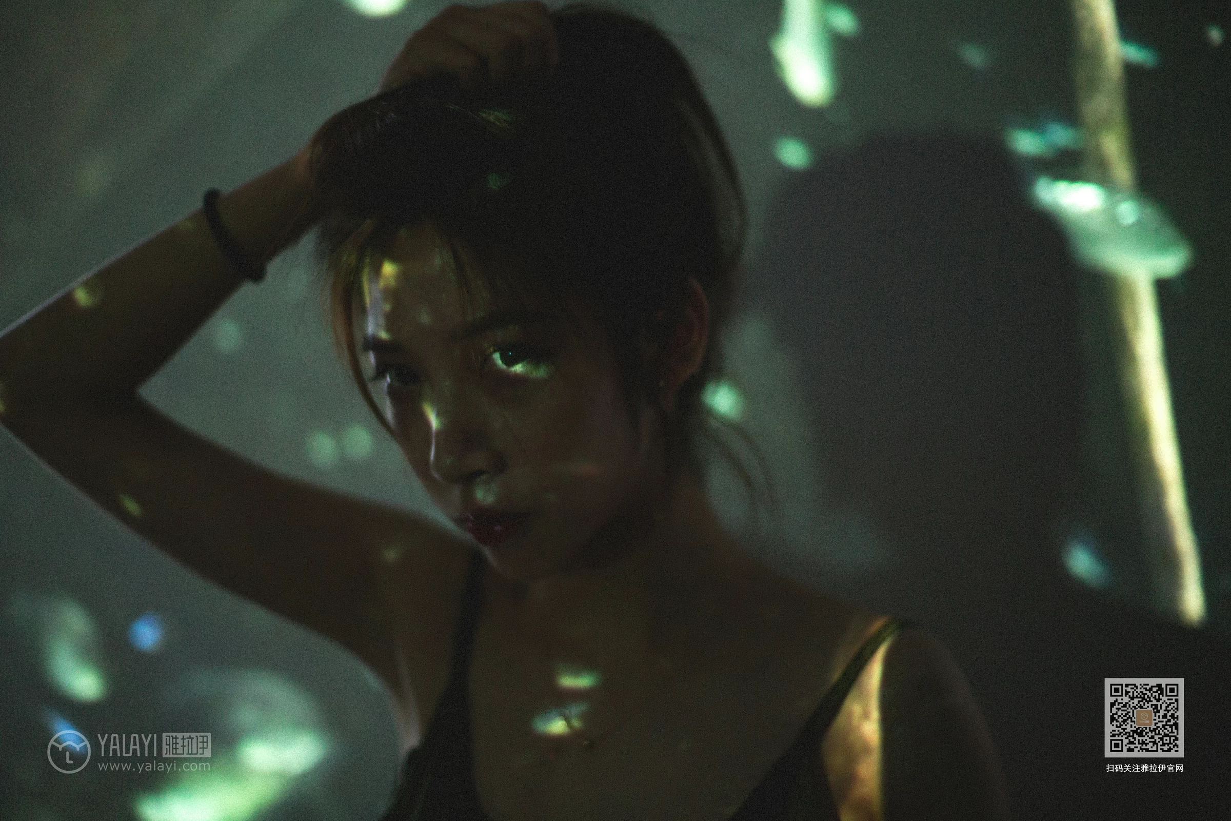 [YALAYI雅拉伊]Vol.416 白加黑 蓝心 黑色真丝睡衣加黑色蕾丝内衣性感私房写真集第17张