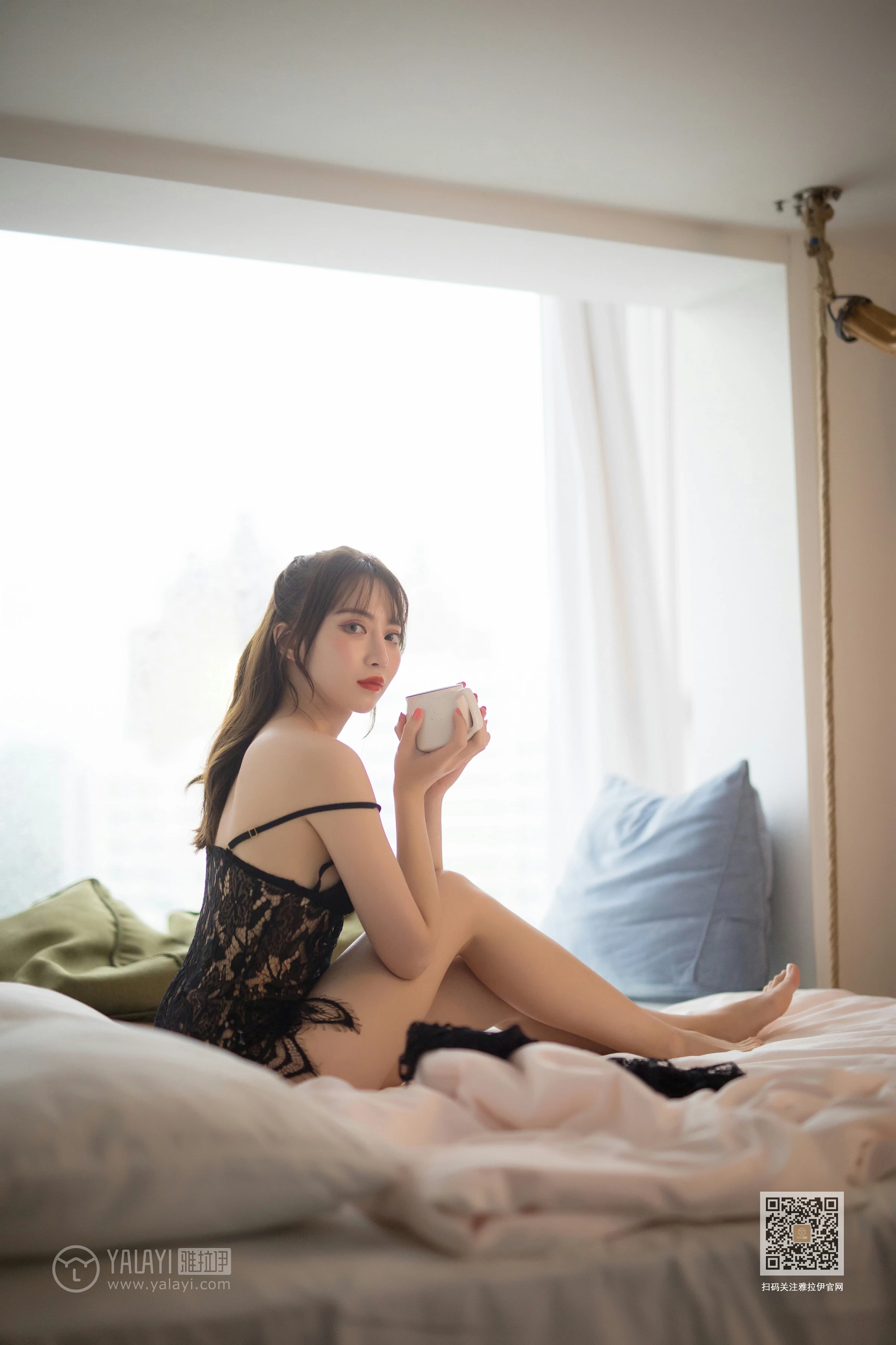 [YALAYI雅拉伊]Vol.435 现代白雪公主 黑色透视镂空睡衣加黑色蕾丝内衣性感私房写真集第9张