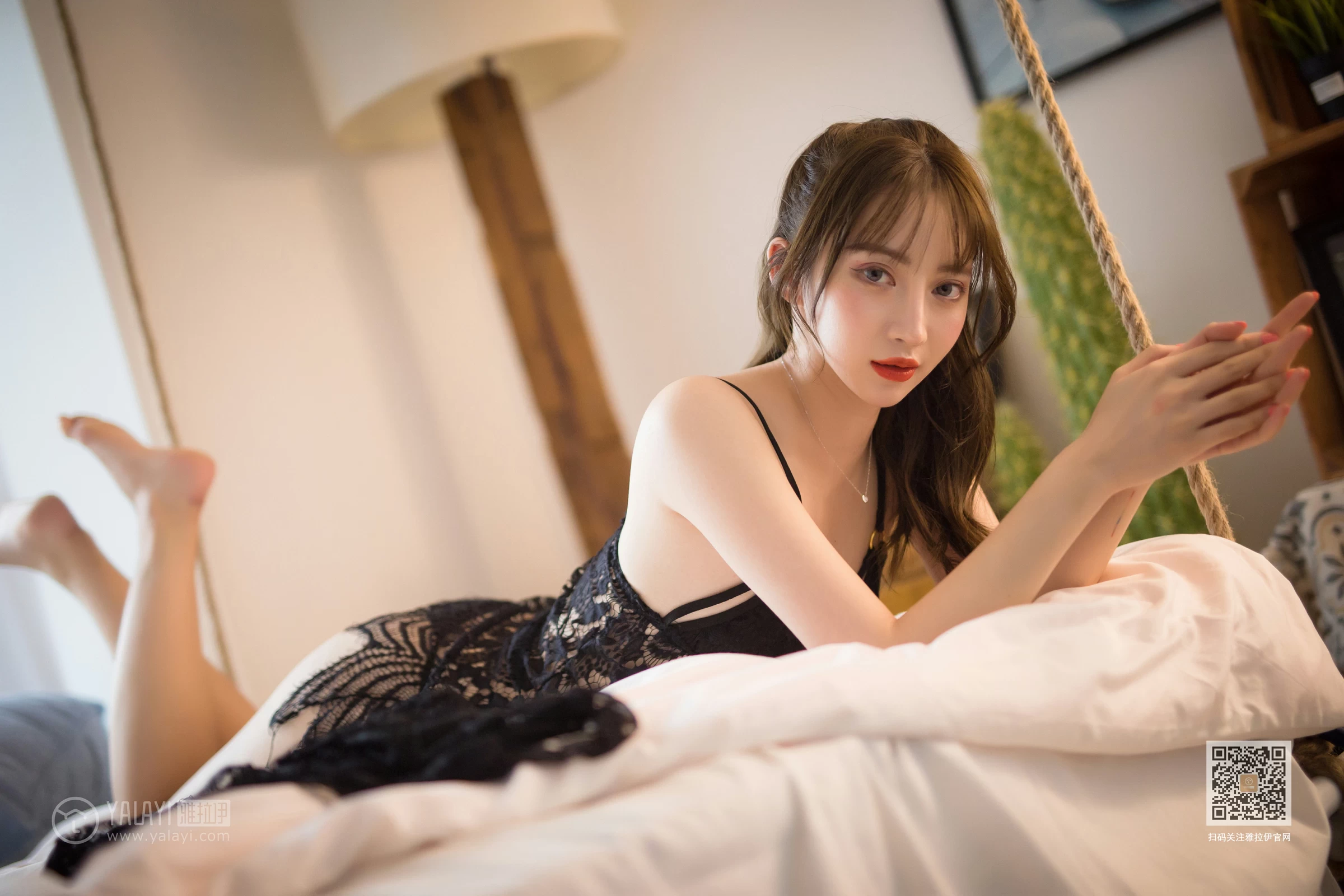 [YALAYI雅拉伊]Vol.435 现代白雪公主 黑色透视镂空睡衣加黑色蕾丝内衣性感私房写真集第15张