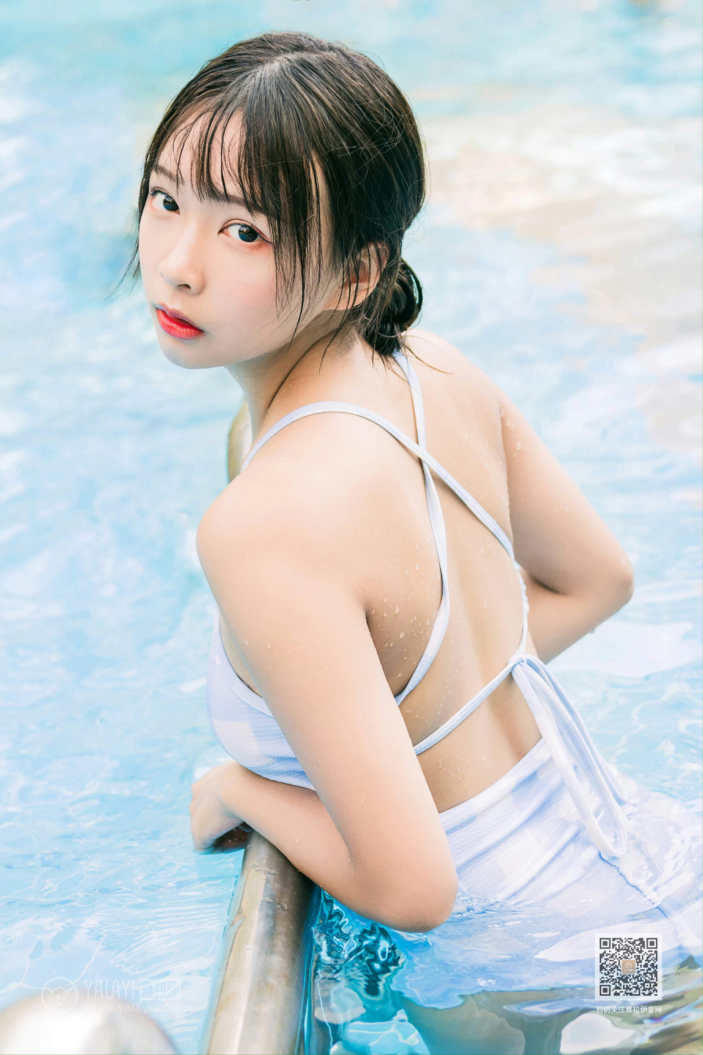 [YALAYI雅拉伊]Vol.437 夏日回憶 阿禾 蓝色连体比基尼泳装性感私房写真集第2张