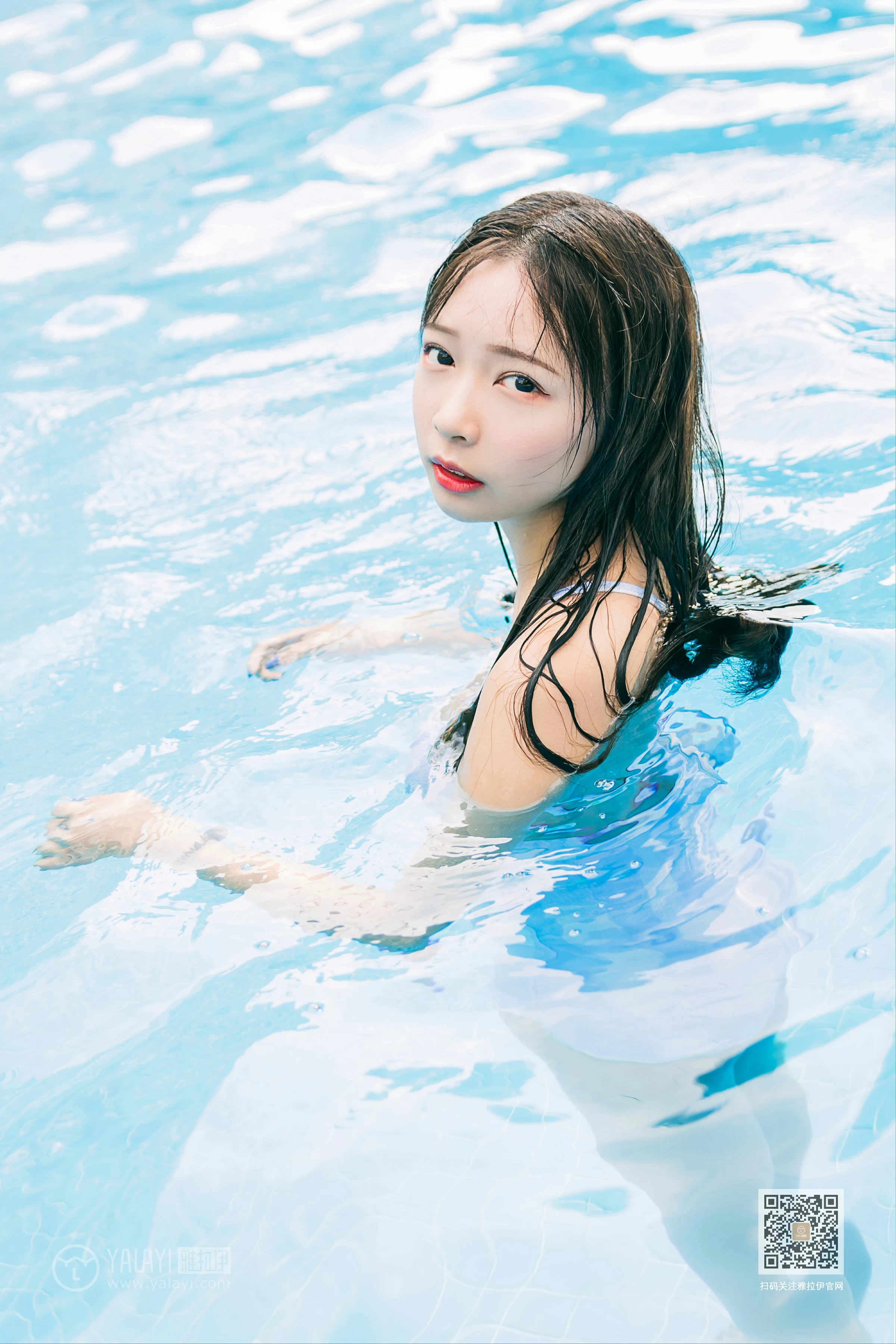 [YALAYI雅拉伊]Vol.437 夏日回憶 阿禾 蓝色连体比基尼泳装性感私房写真集第6张