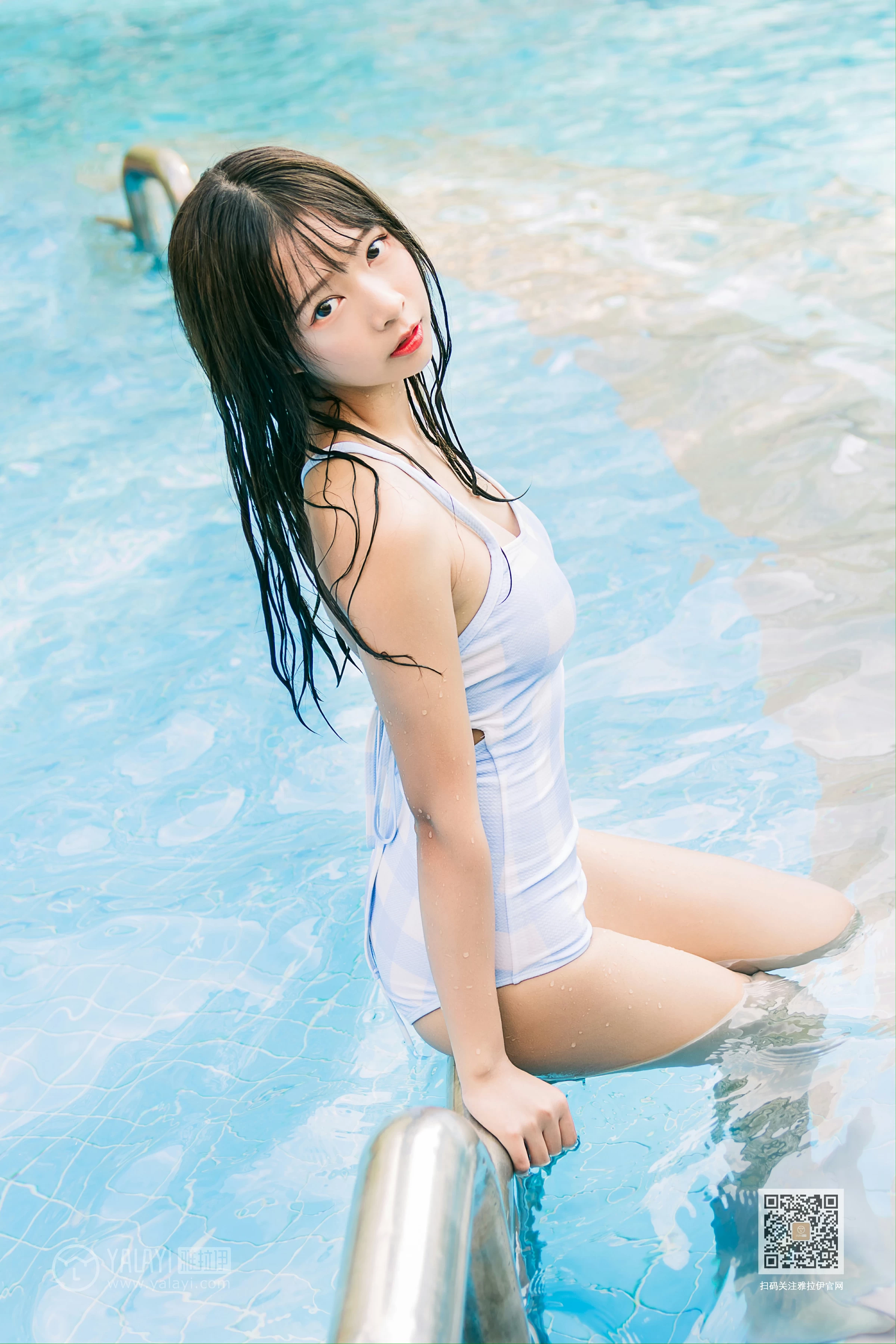 [YALAYI雅拉伊]Vol.437 夏日回憶 阿禾 蓝色连体比基尼泳装性感私房写真集第9张