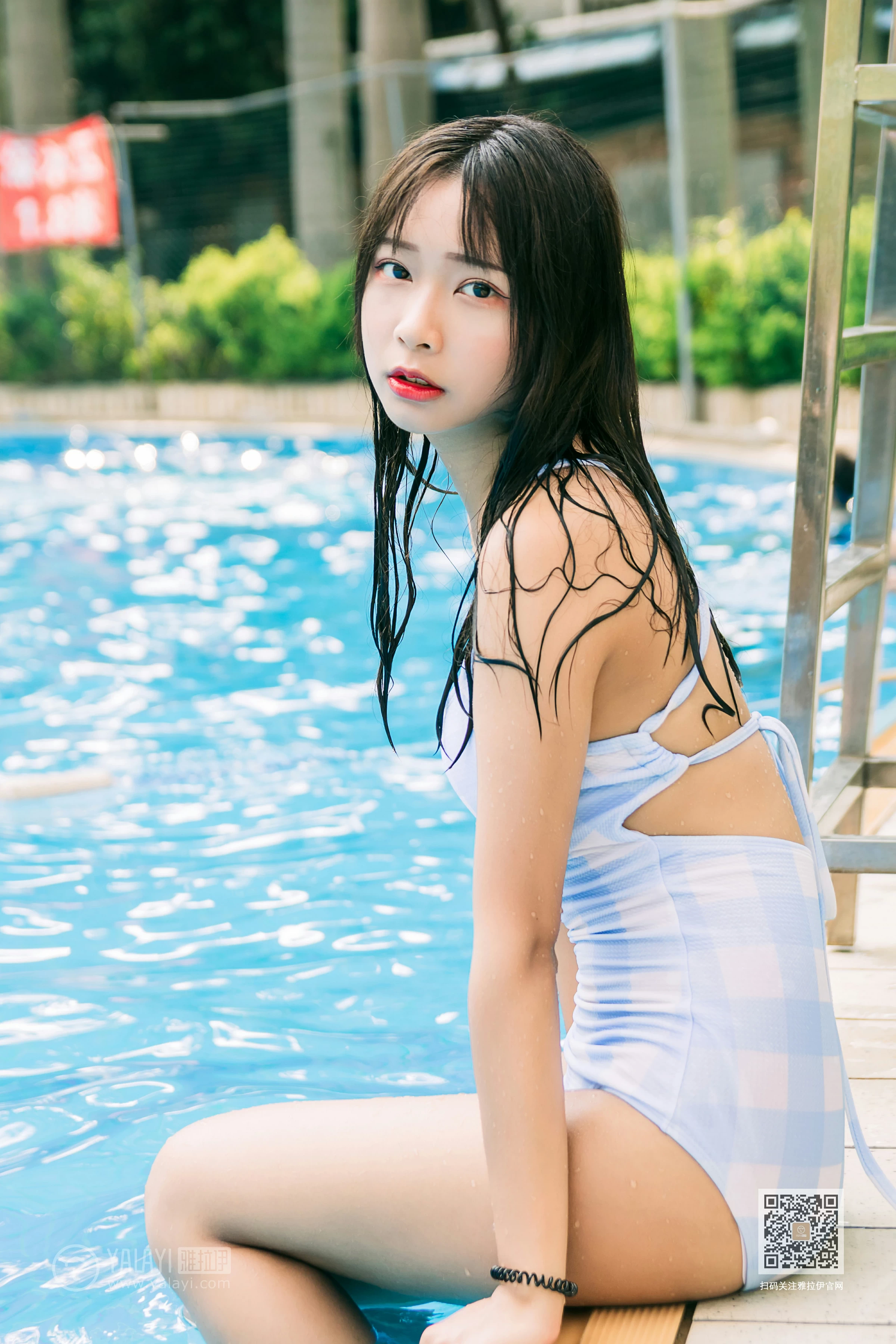 [YALAYI雅拉伊]Vol.437 夏日回憶 阿禾 蓝色连体比基尼泳装性感私房写真集第10张
