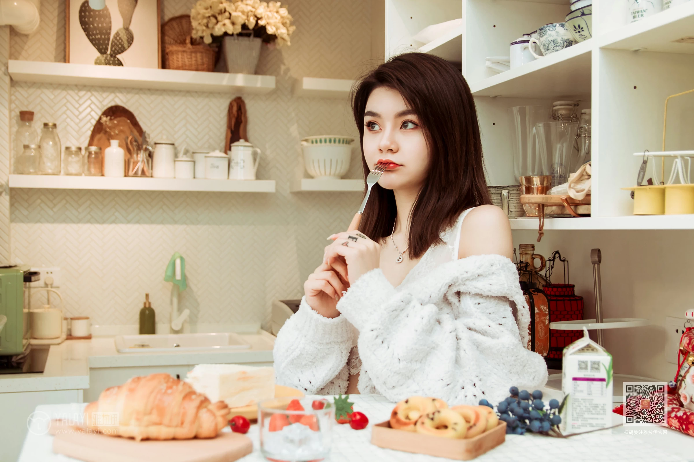 [YALAYI雅拉伊]Vol.444 东京的早餐 慧儿 白色镂空外衣加白色蕾丝内衣性感私房写真集第3张