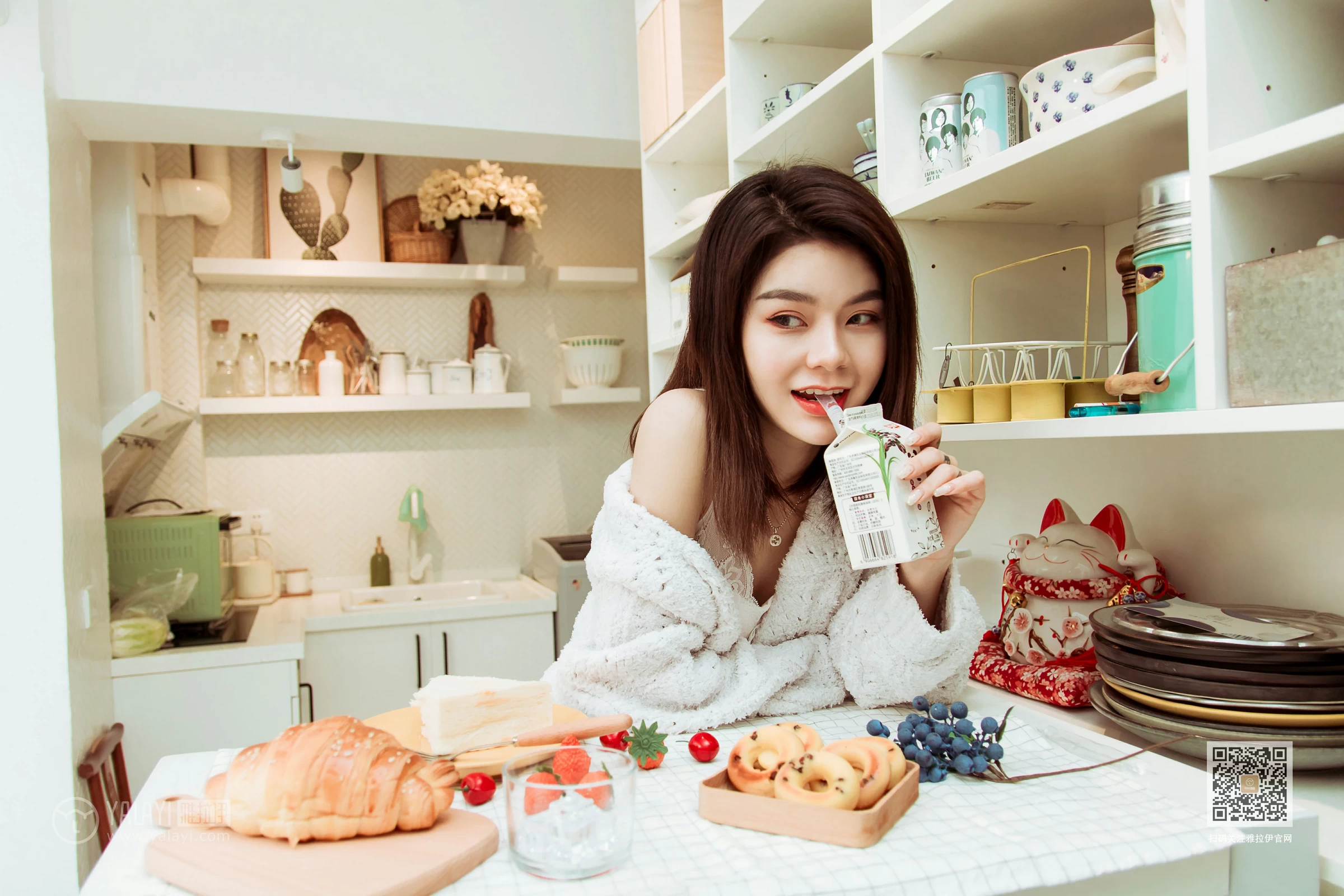 [YALAYI雅拉伊]Vol.444 东京的早餐 慧儿 白色镂空外衣加白色蕾丝内衣性感私房写真集第5张