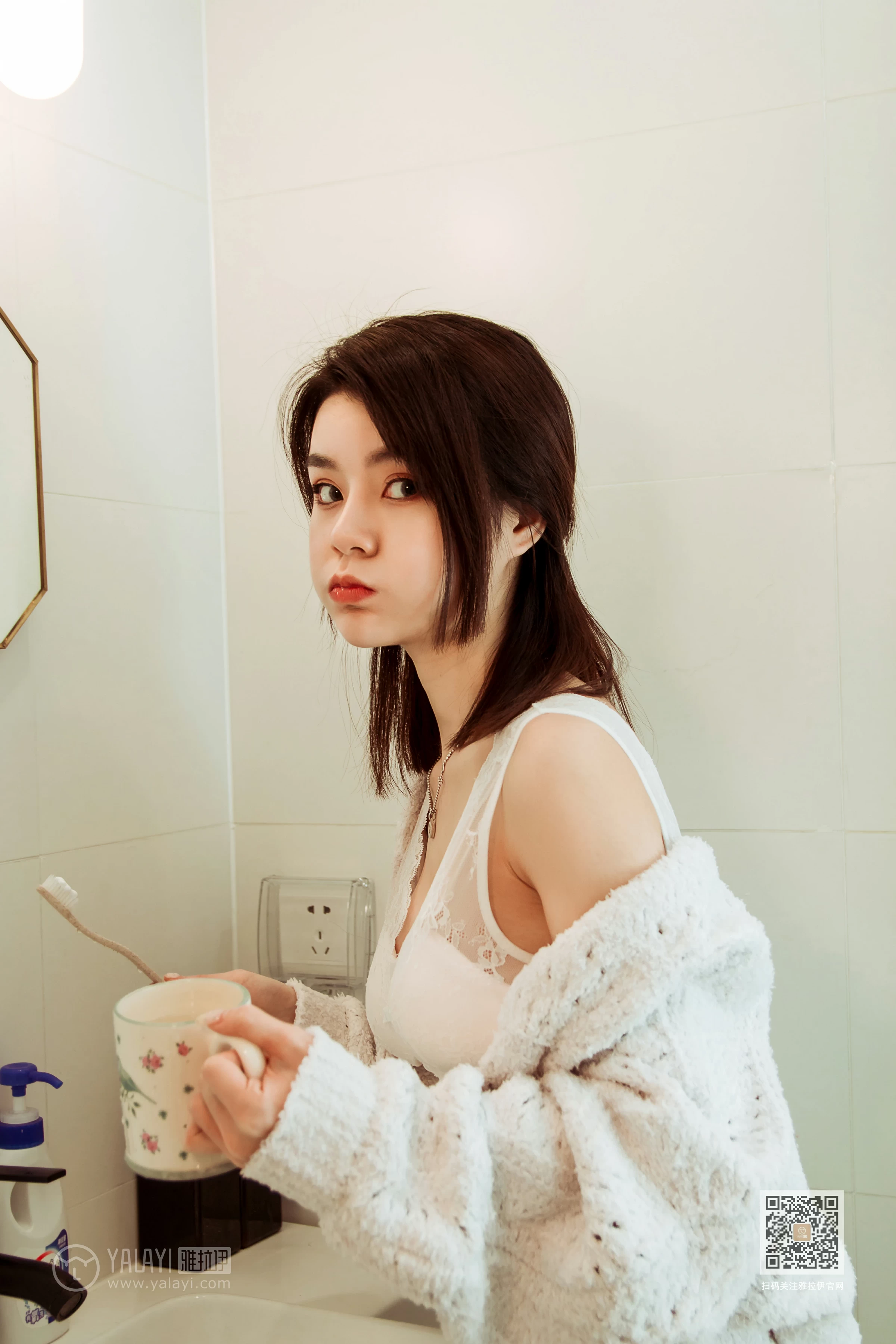 [YALAYI雅拉伊]Vol.444 东京的早餐 慧儿 白色镂空外衣加白色蕾丝内衣性感私房写真集第7张