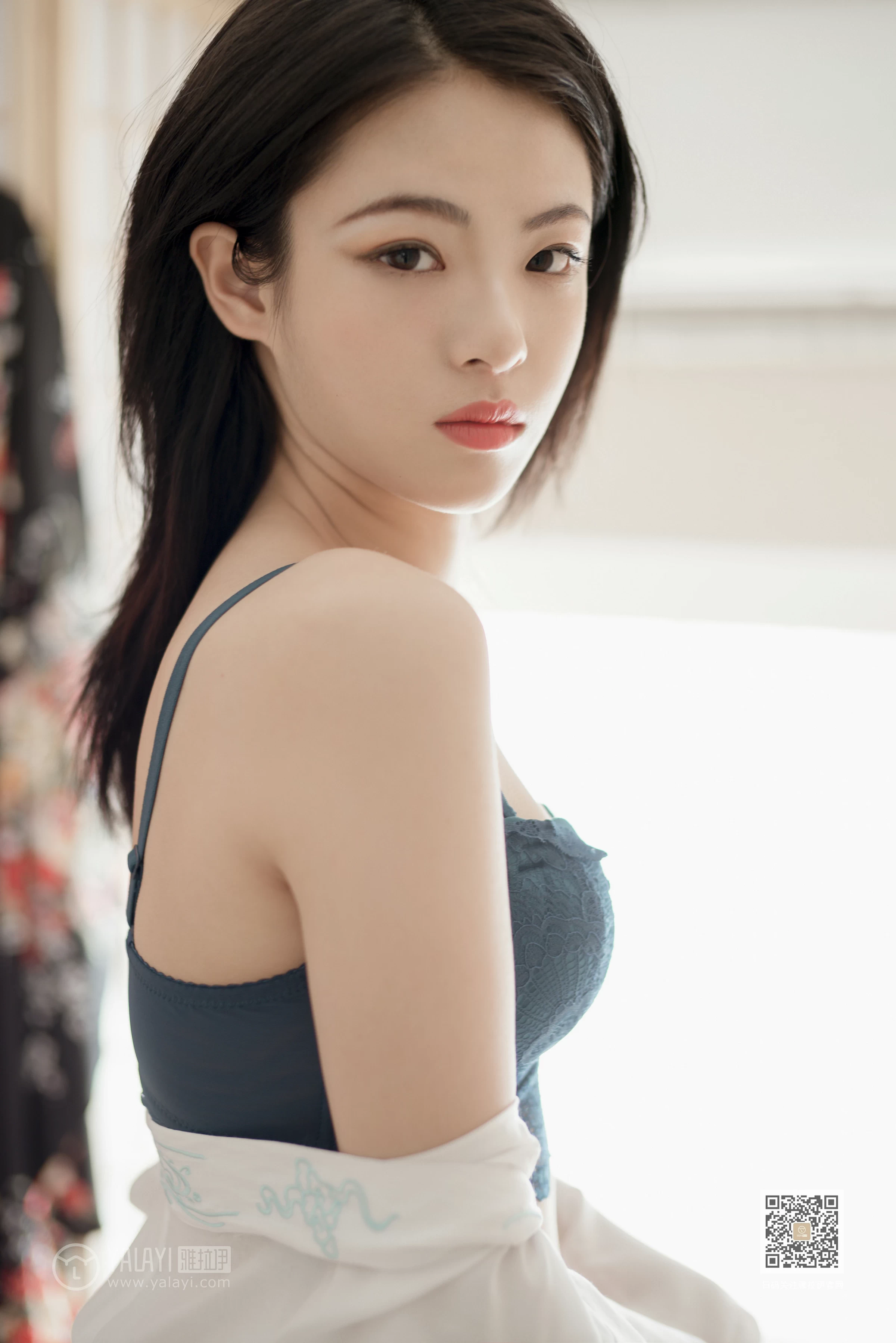 [YALAYI雅拉伊]Vol.492 和风猫女 含嫣 白色透视睡衣加蓝色蕾丝内衣性感私房写真集第10张