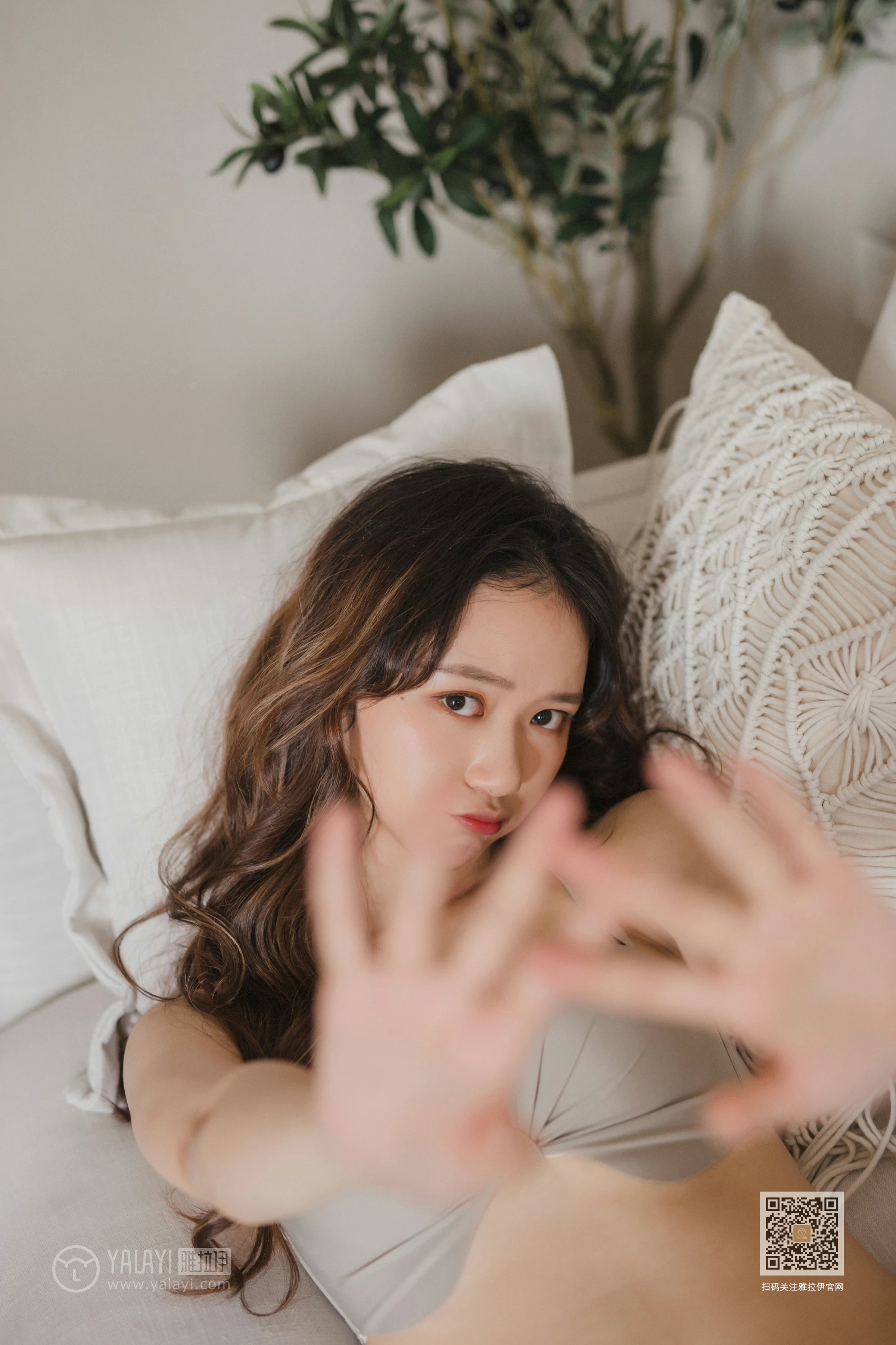 [YALAYI雅拉伊]Vol.496 想你的呵护 晓琳 灰色性感内衣居家私房写真集第11张