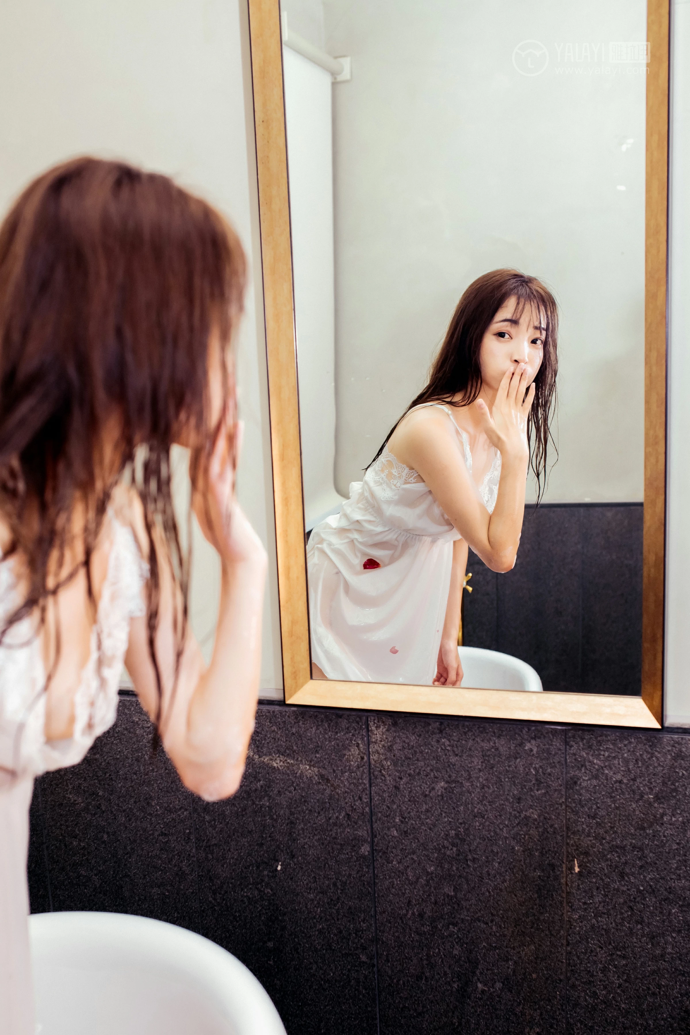 [YALAYI雅拉伊]Vol.508 愉快的一晚 小雪 白色吊带蕾丝睡衣裙性感私房写真集第14张