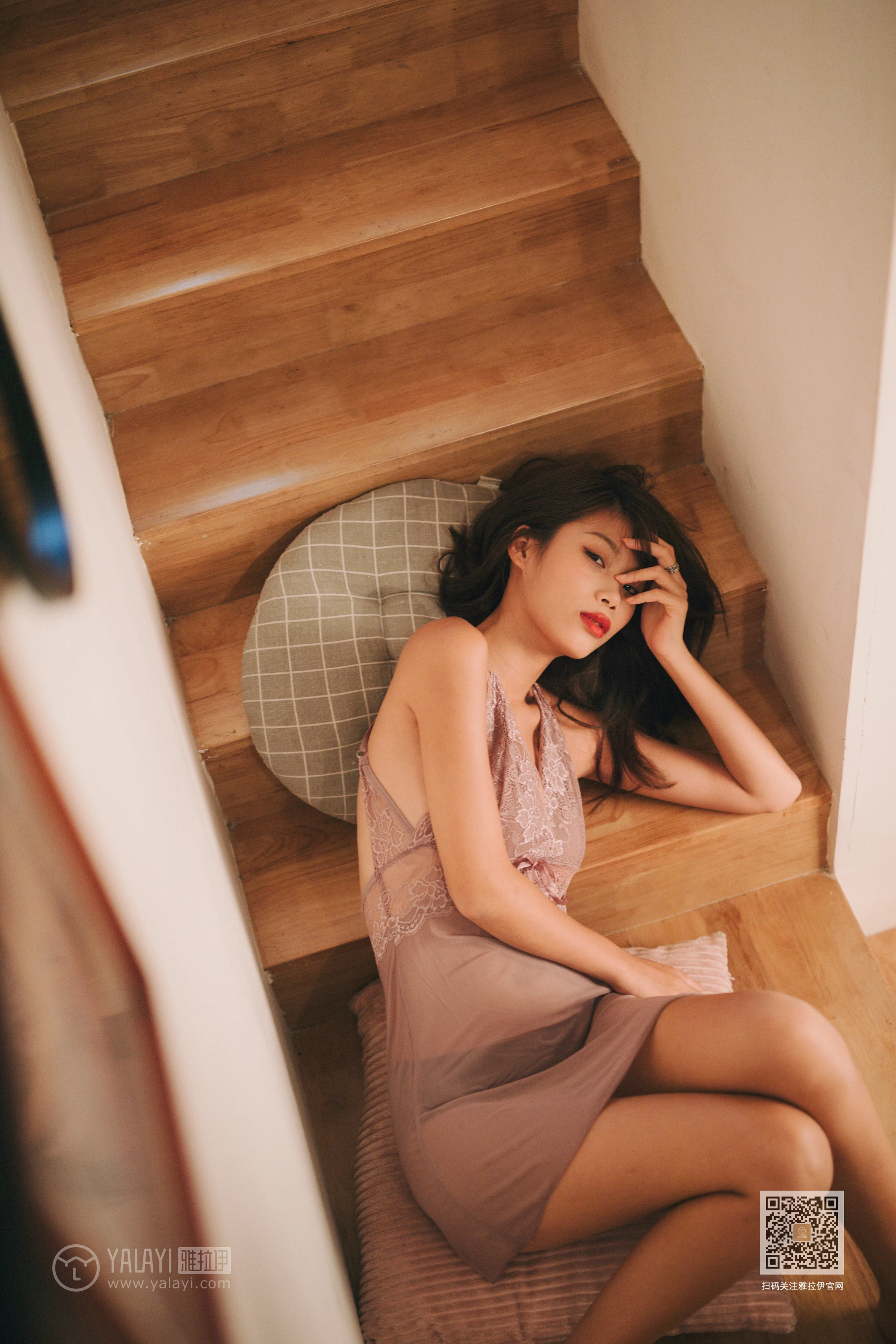 [YALAYI雅拉伊]Vol.509 楼梯间的偶遇 静初 粉色吊带蕾丝睡衣裙性感私房写真集第6张