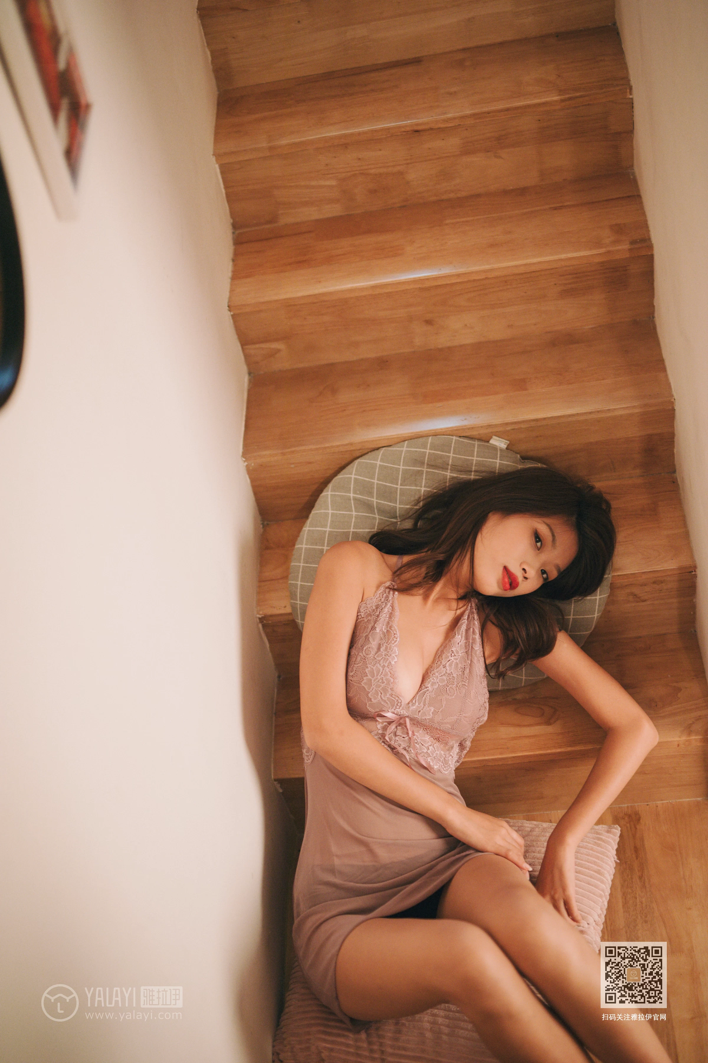 [YALAYI雅拉伊]Vol.509 楼梯间的偶遇 静初 粉色吊带蕾丝睡衣裙性感私房写真集第8张