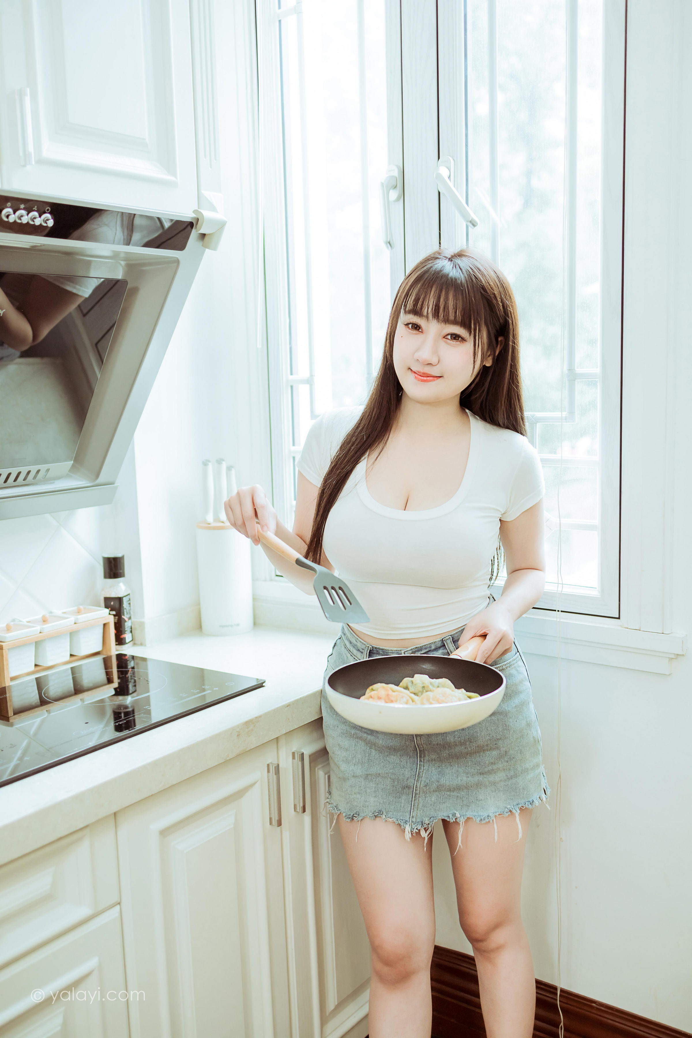 [YALAYI雅拉伊]2022.03.09 你真可爱 虞艺 白色紧身短袖加牛仔短裙性感私房写真集第2张