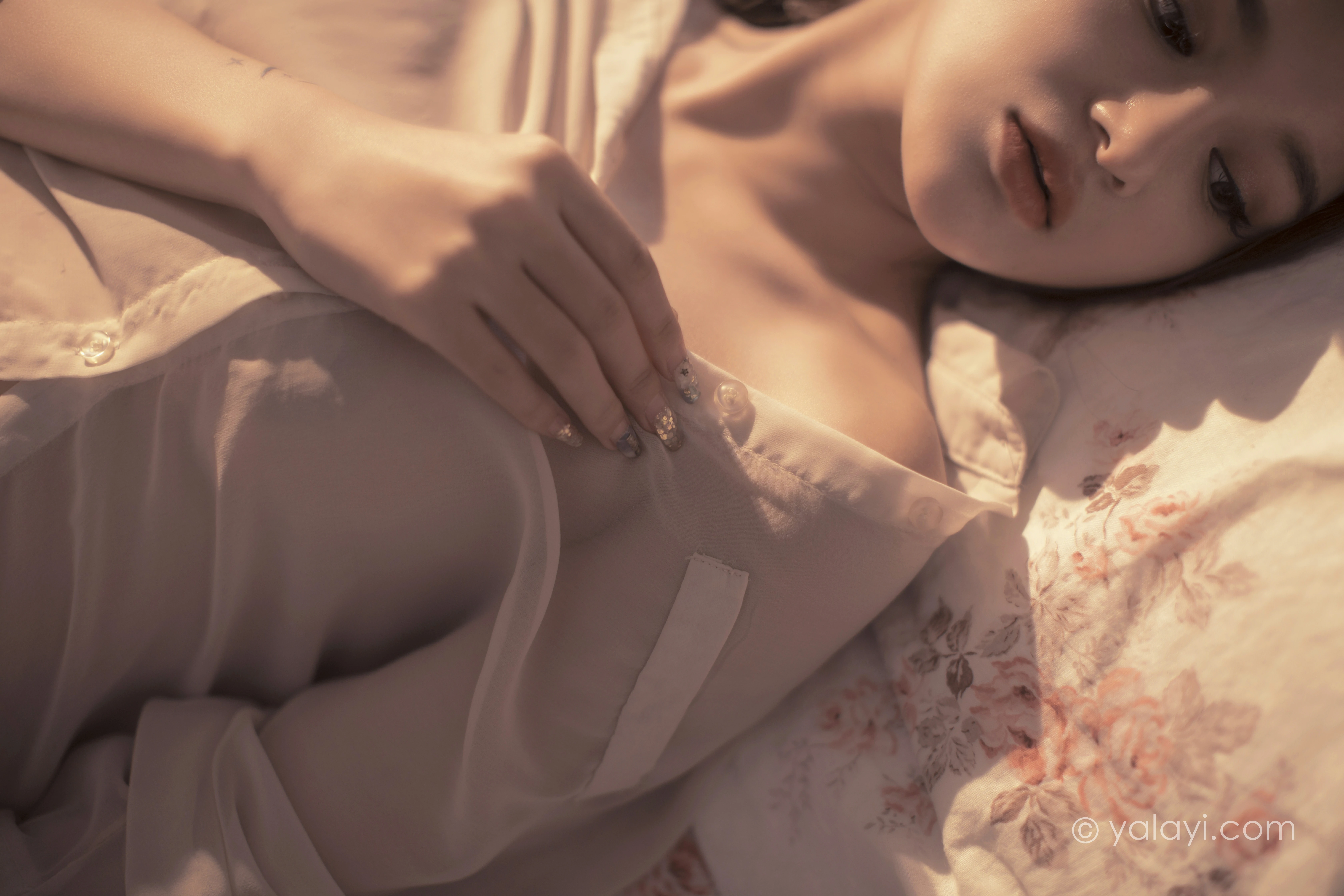 [YALAYI雅拉伊]NO.803 若有思 梓杨 白色透视衬衫居家性感私房写真集第4张