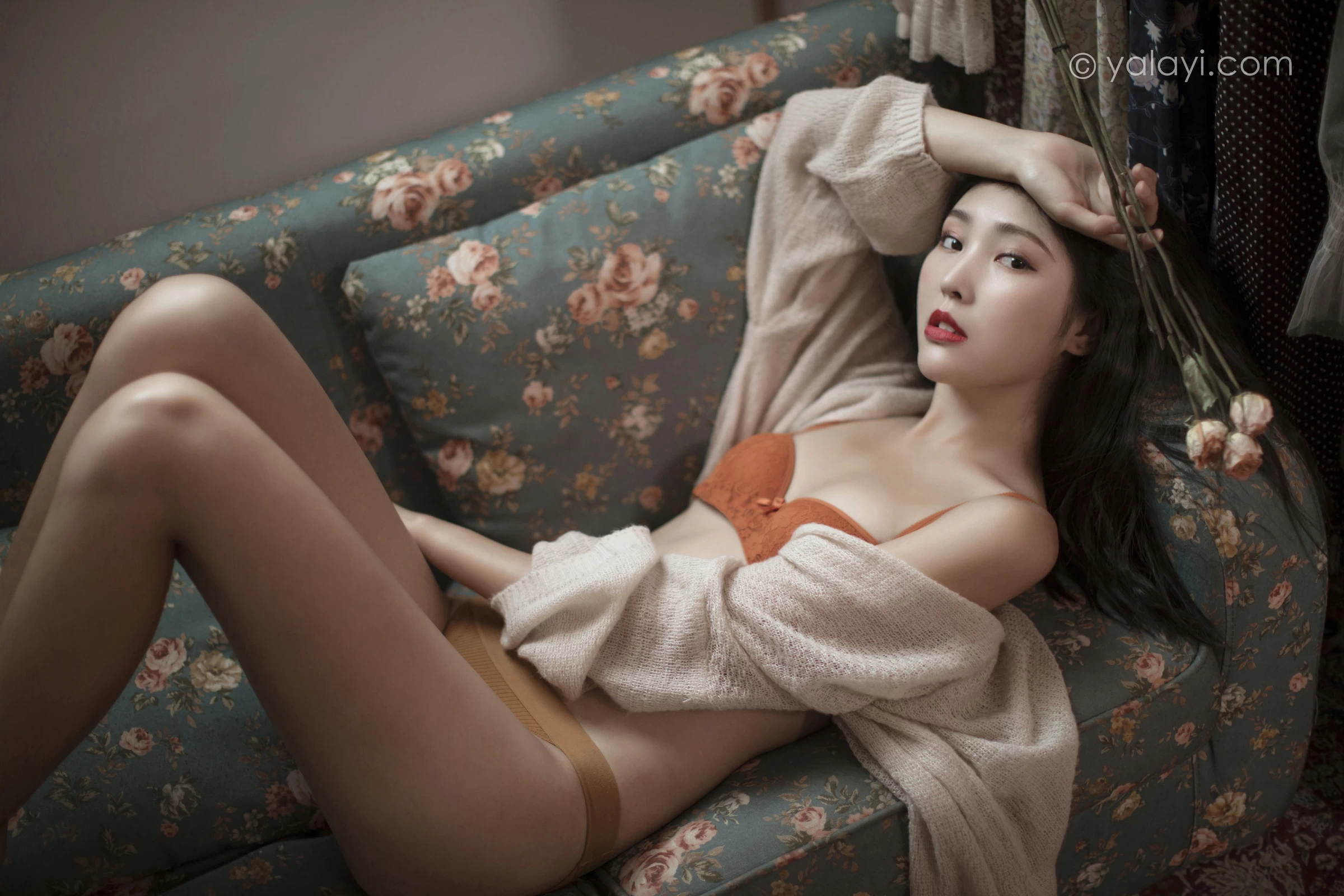 [YALAYI雅拉伊]NO.670 《心动》 苍儿 白色睡袍加橙色内衣性感私房写真集第11张