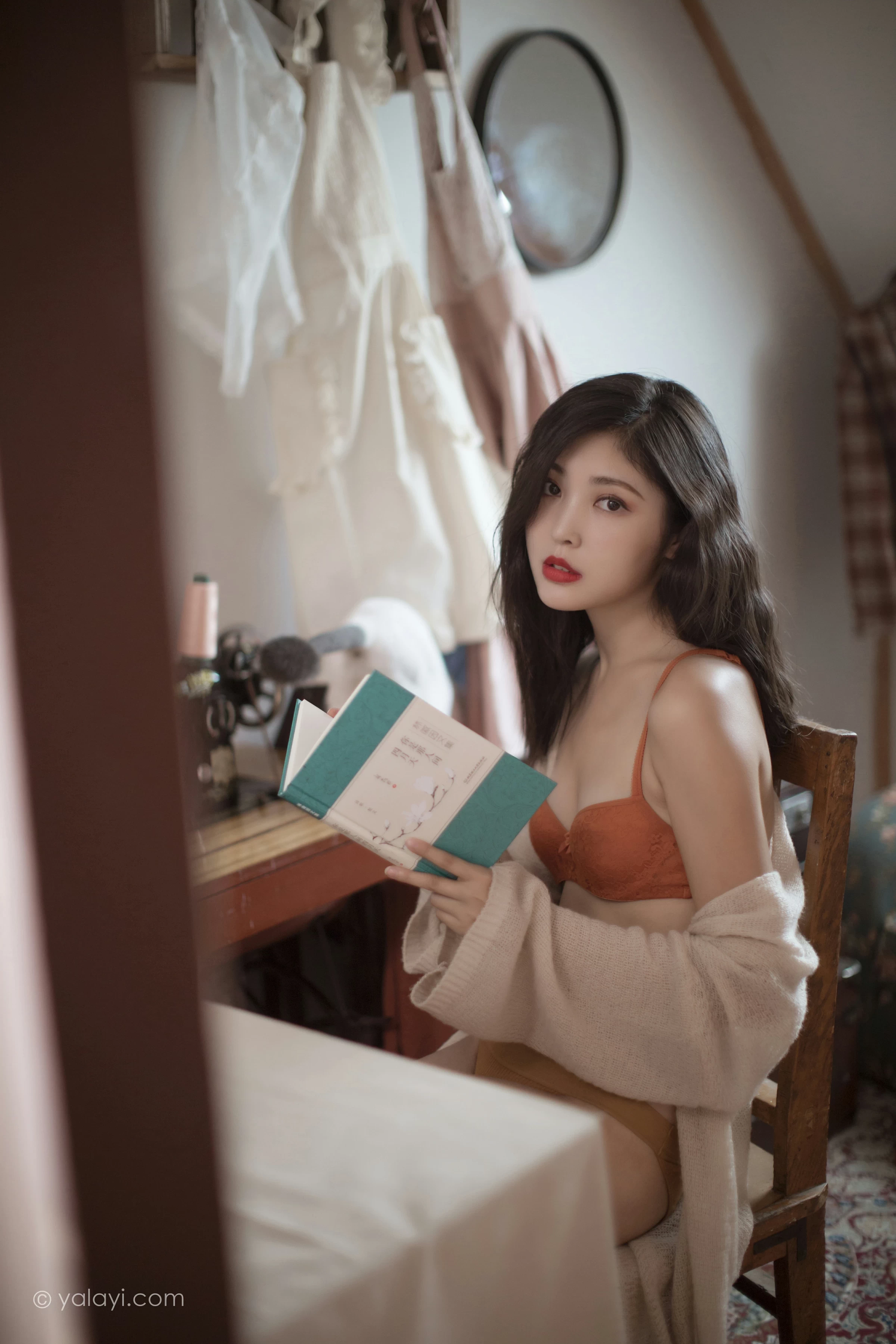 [YALAYI雅拉伊]NO.670 《心动》 苍儿 白色睡袍加橙色内衣性感私房写真集第17张