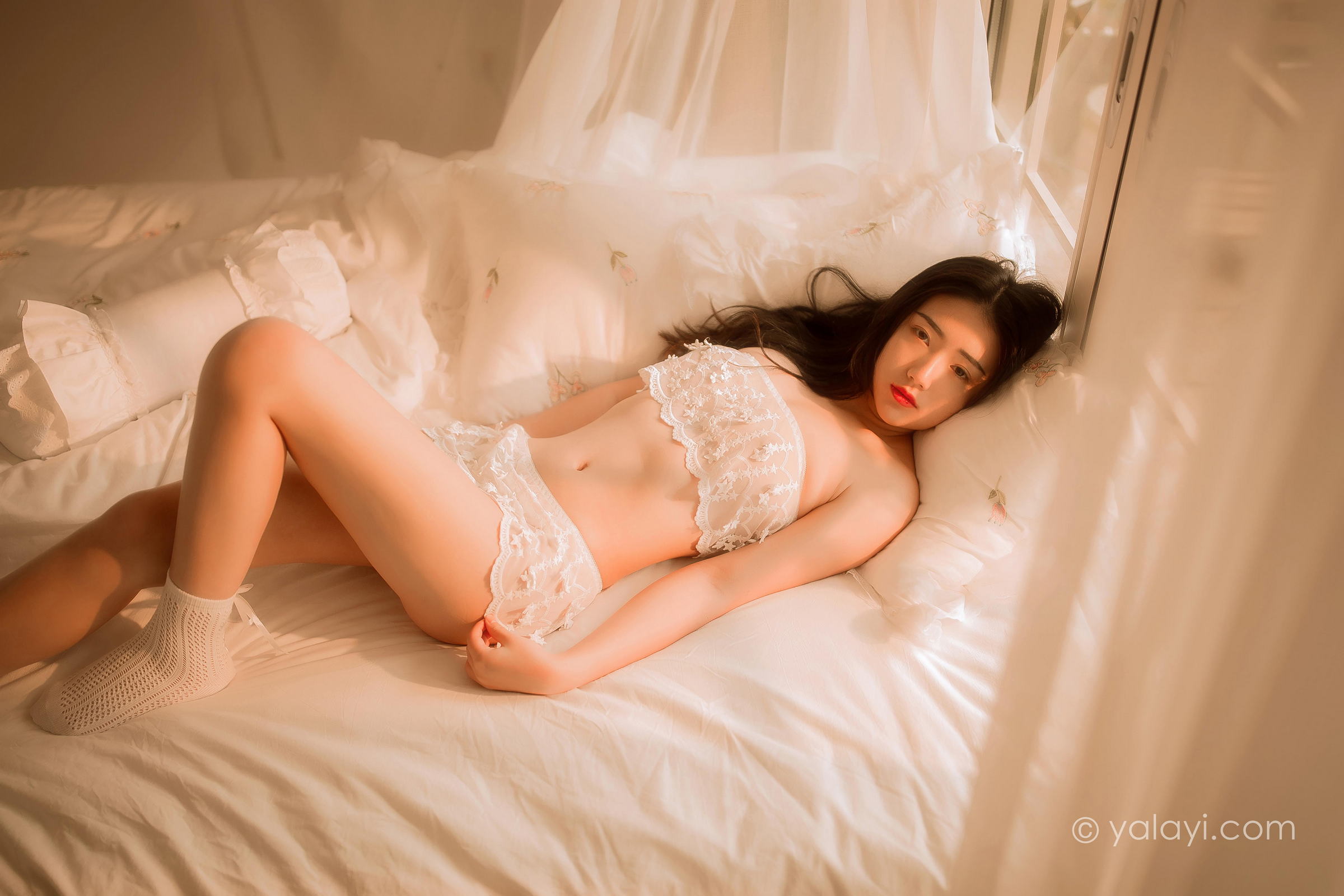 [YALAYI雅拉伊]2022.03.11 闺秀 水月沙子 白色镂空睡衣裙加透视情趣内衣性感写真集第8张