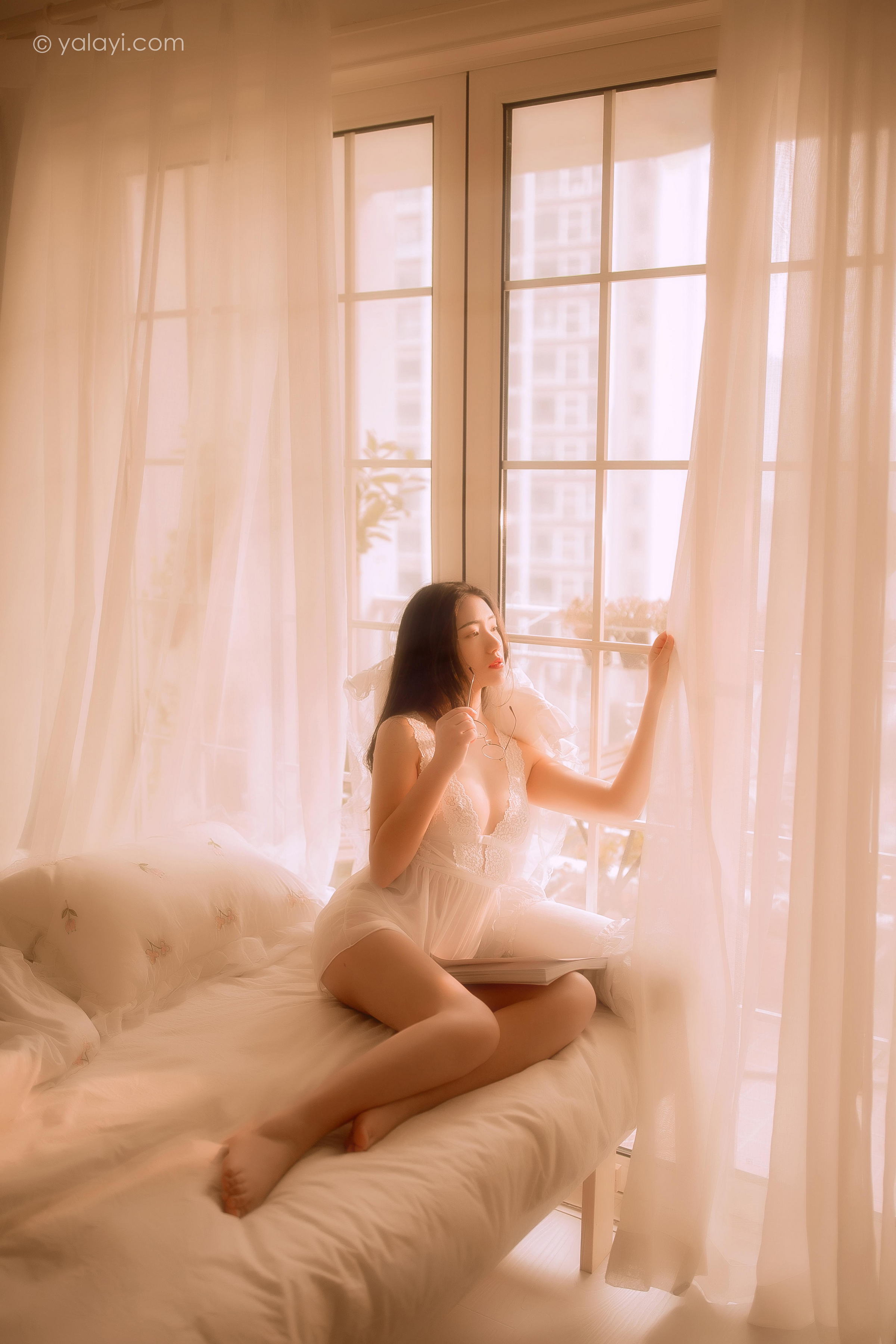 [YALAYI雅拉伊]2022.03.11 闺秀 水月沙子 白色镂空睡衣裙加透视情趣内衣性感写真集第7张