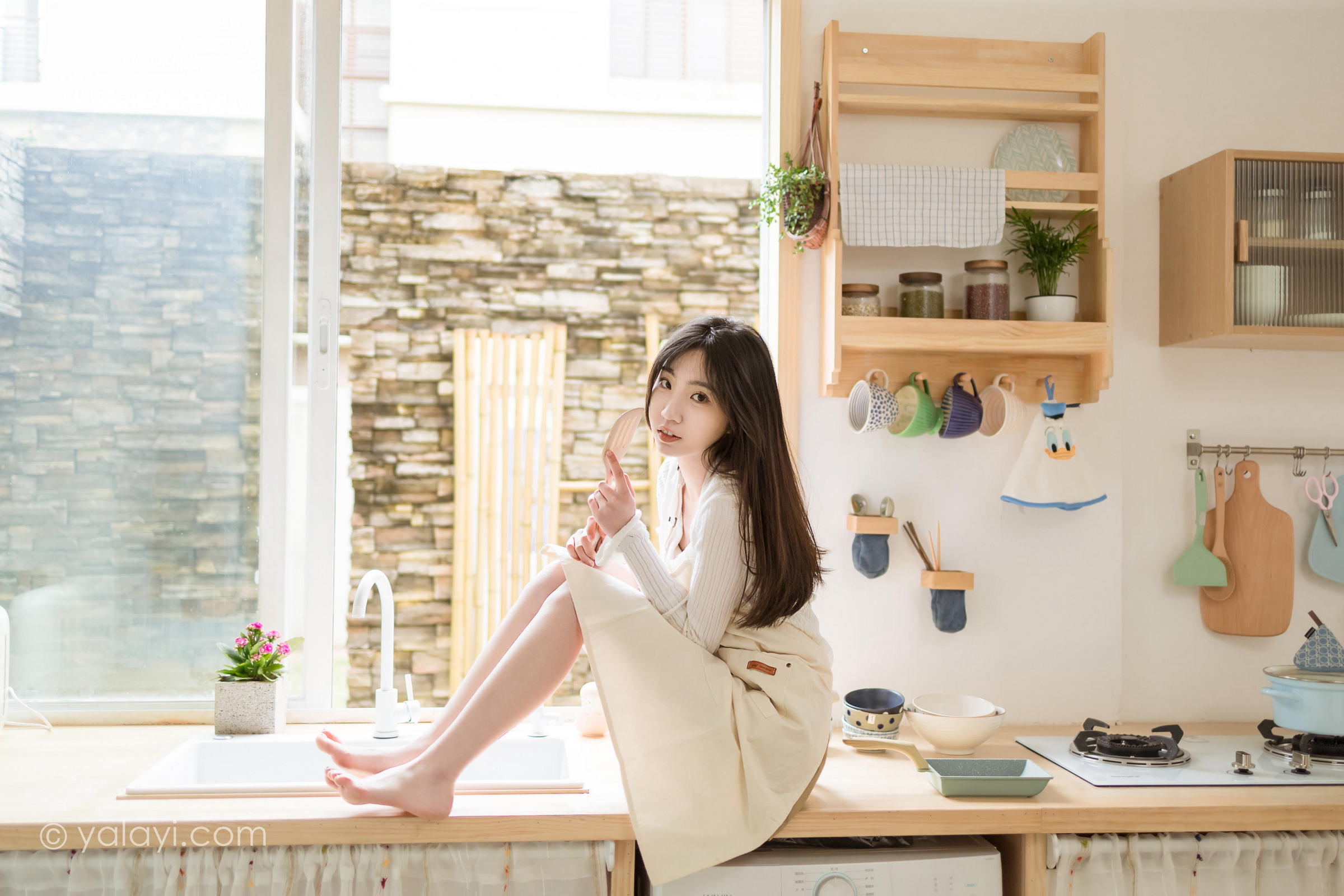 [YALAYI雅拉伊]2022.03.14 我的爱人 小乔 白色休闲外套加吊带围裙居家清纯写真集第8张