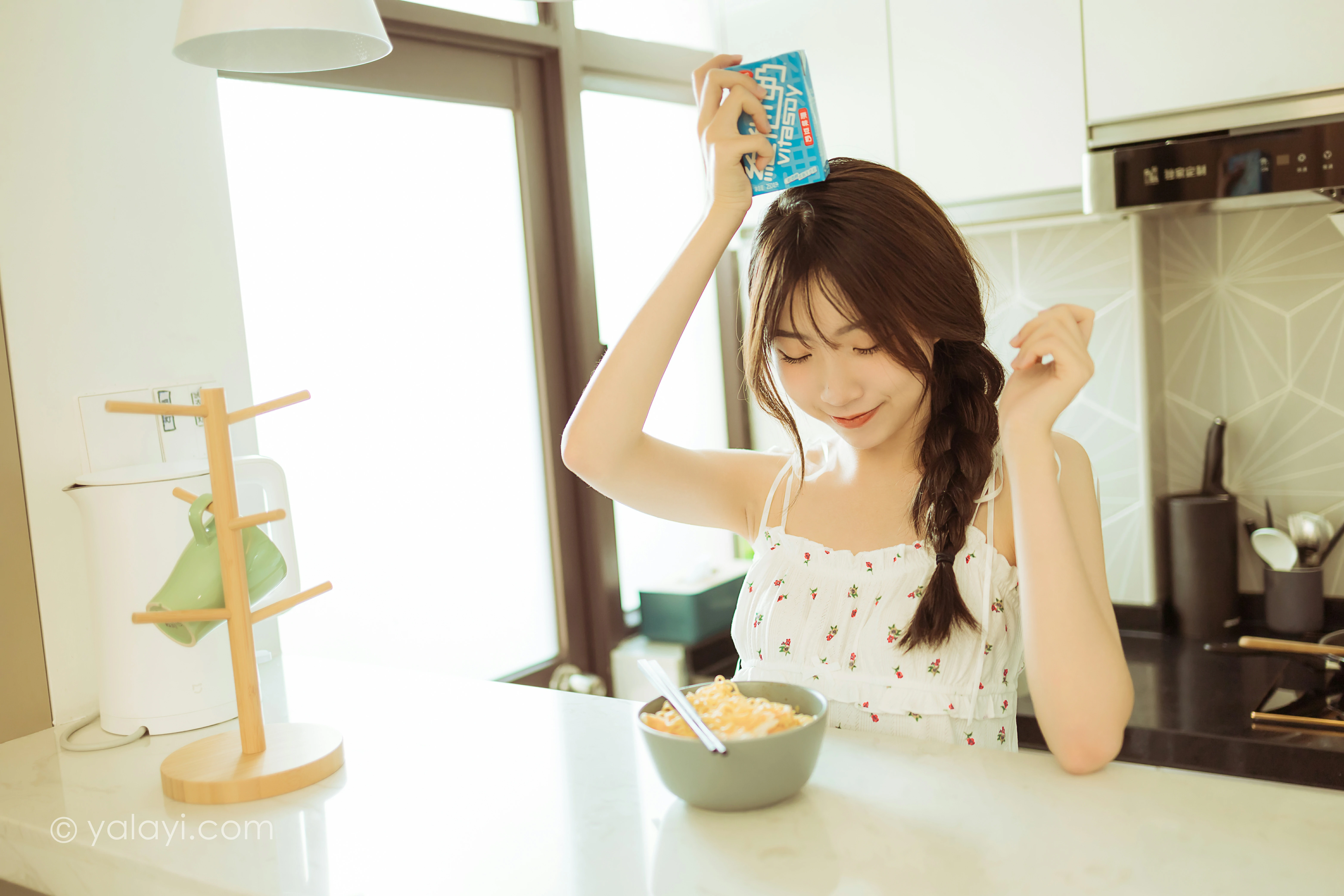 [YALAYI雅拉伊]NO.805 餐蛋面 小乔 白色吊带连衣裙居家清纯写真集第3张