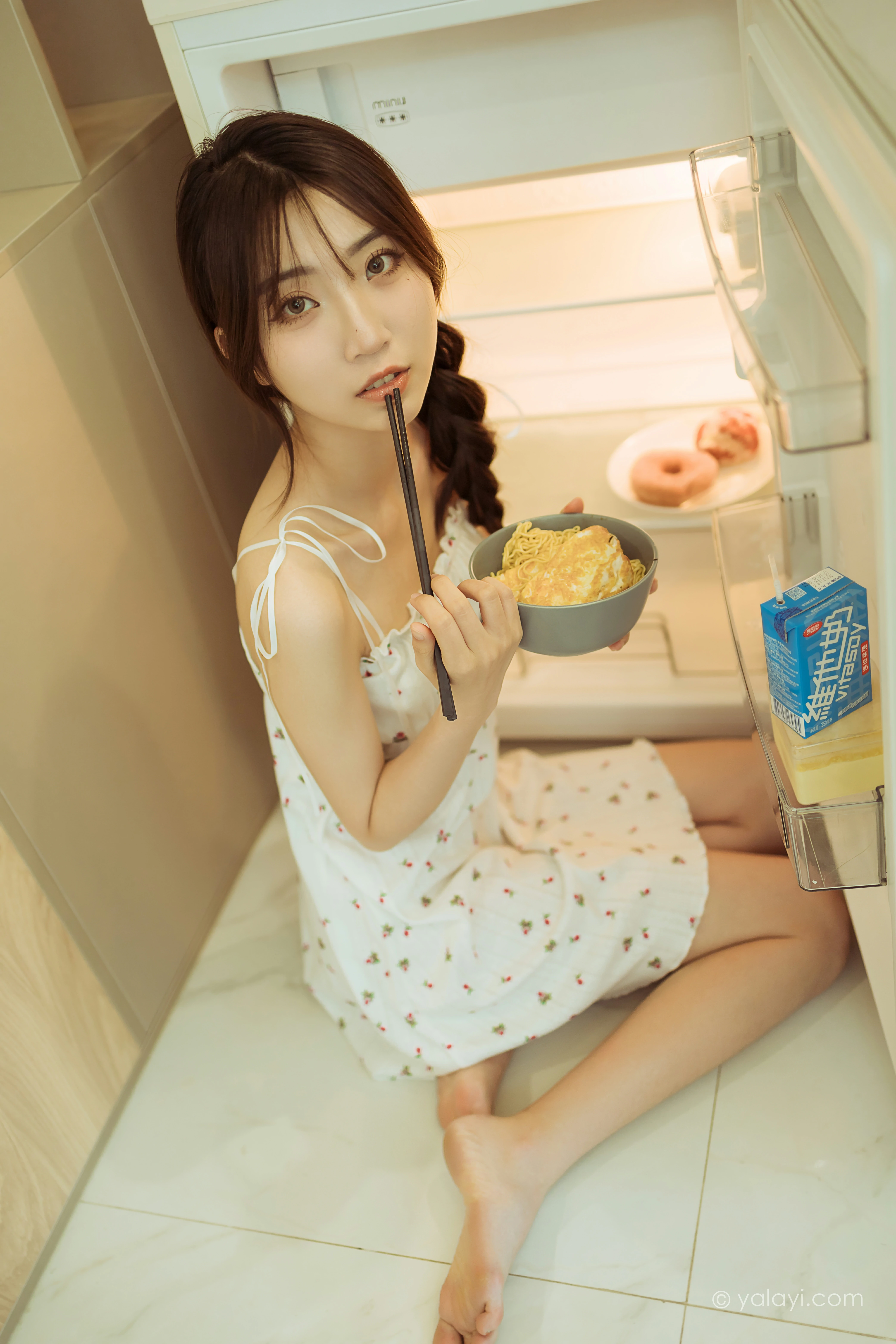 [YALAYI雅拉伊]NO.805 餐蛋面 小乔 白色吊带连衣裙居家清纯写真集第7张