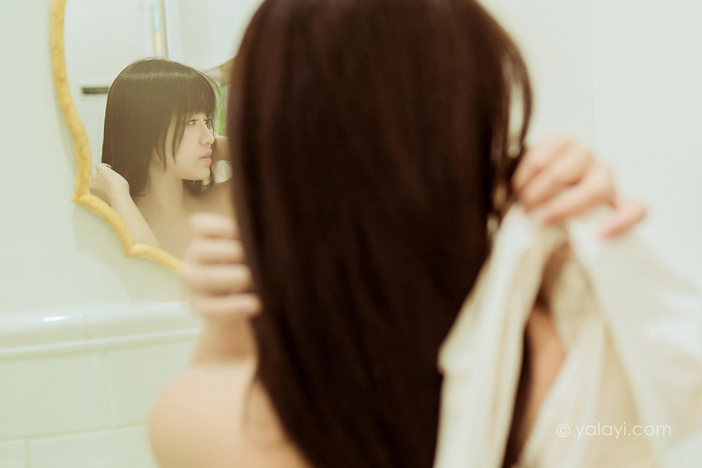 [YALAYI雅拉伊]2022.03.22 开心宅家 虞艺 白色紧身短袖加牛仔背带裤性感写真集第11张