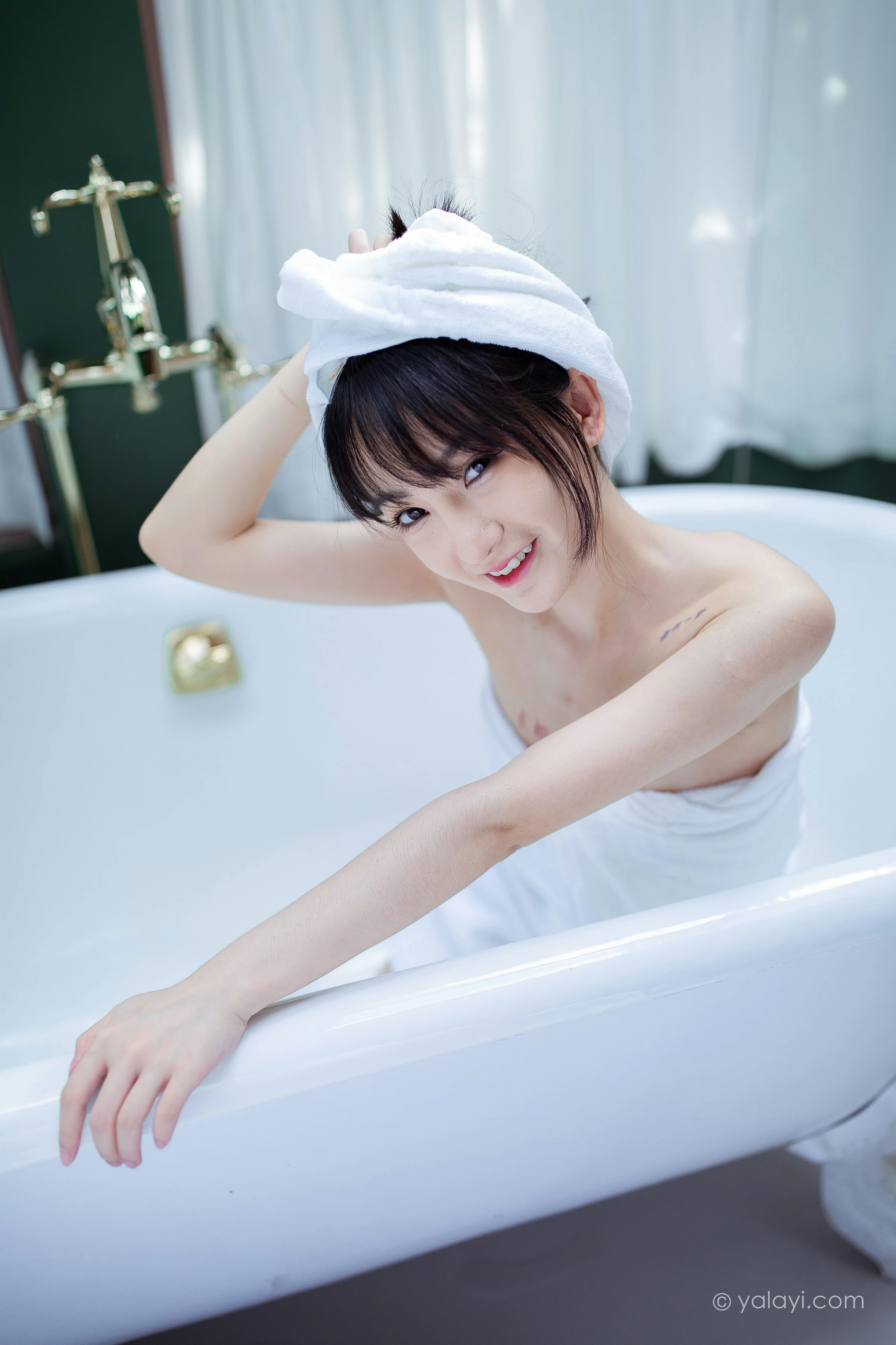 [YALAYI雅拉伊]NO.684 《清凉一夏》 落落 白色浴袍性感私房写真集第11张