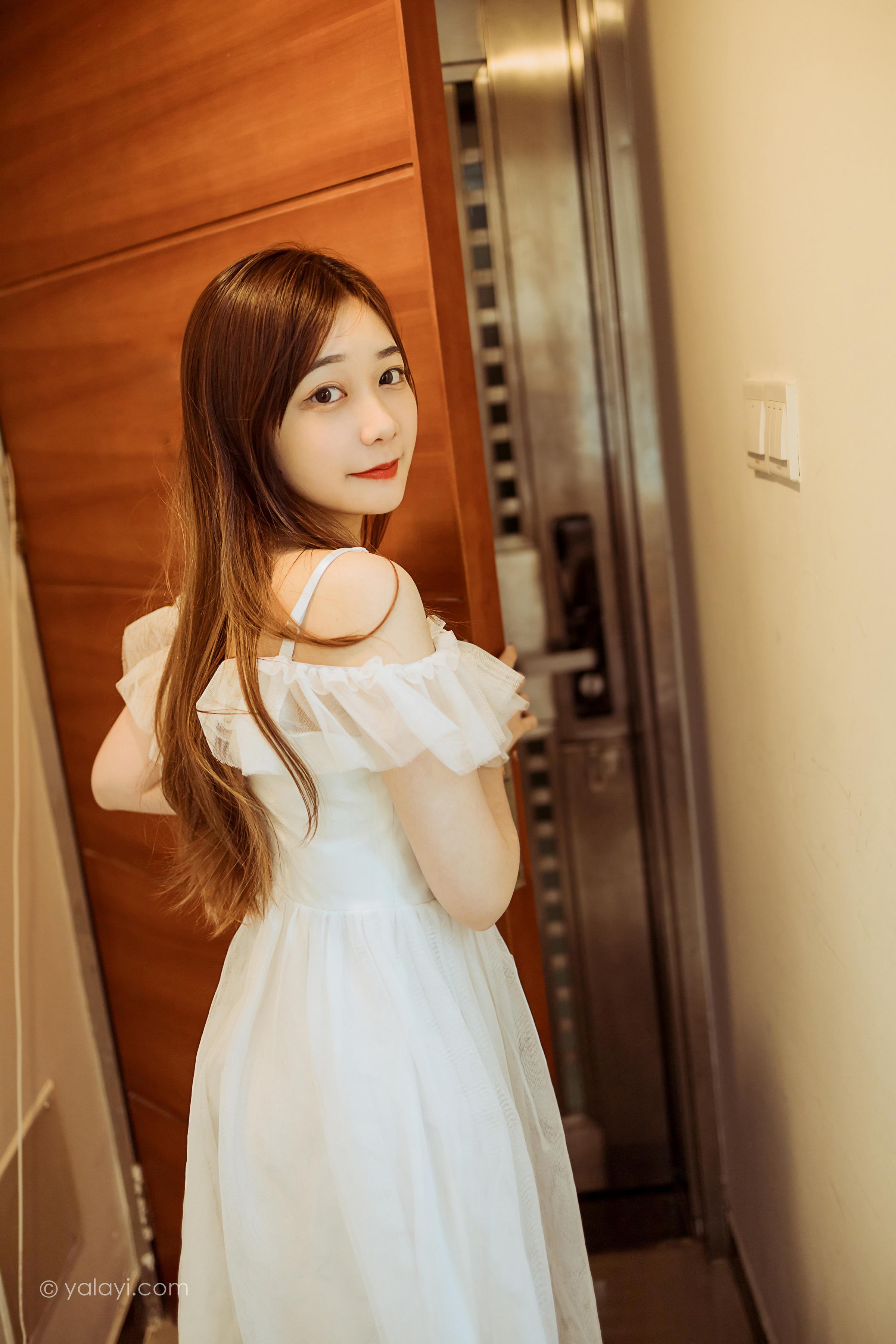 [YALAYI雅拉伊]2022.03.25 梦中情人 夜夜 白色吊带透视连衣裙居家性感写真集第12张