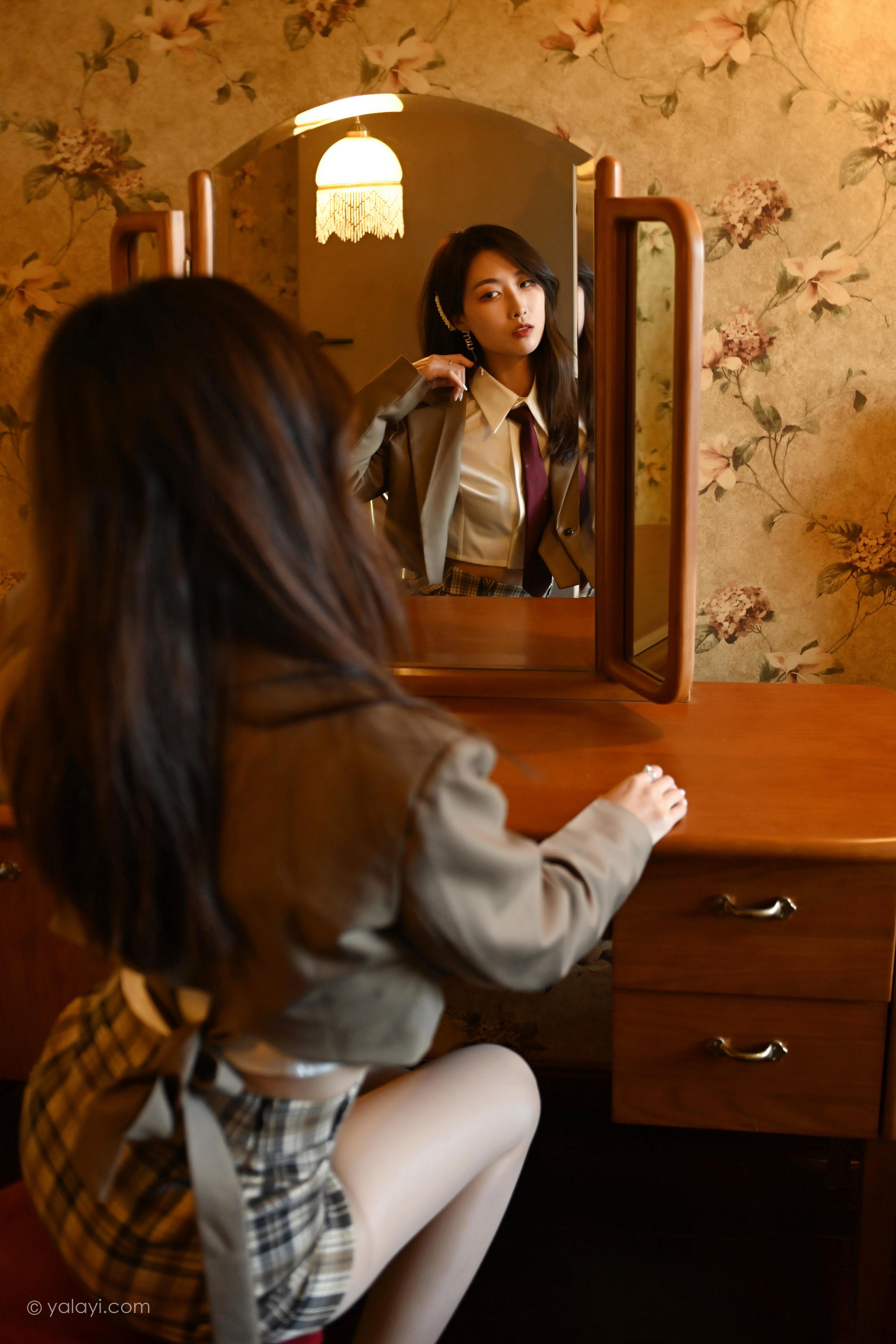 [YALAYI雅拉伊]2022.03.28 我的听众 佳佳 棕色JK制服加格子短裙性感写真集第5张