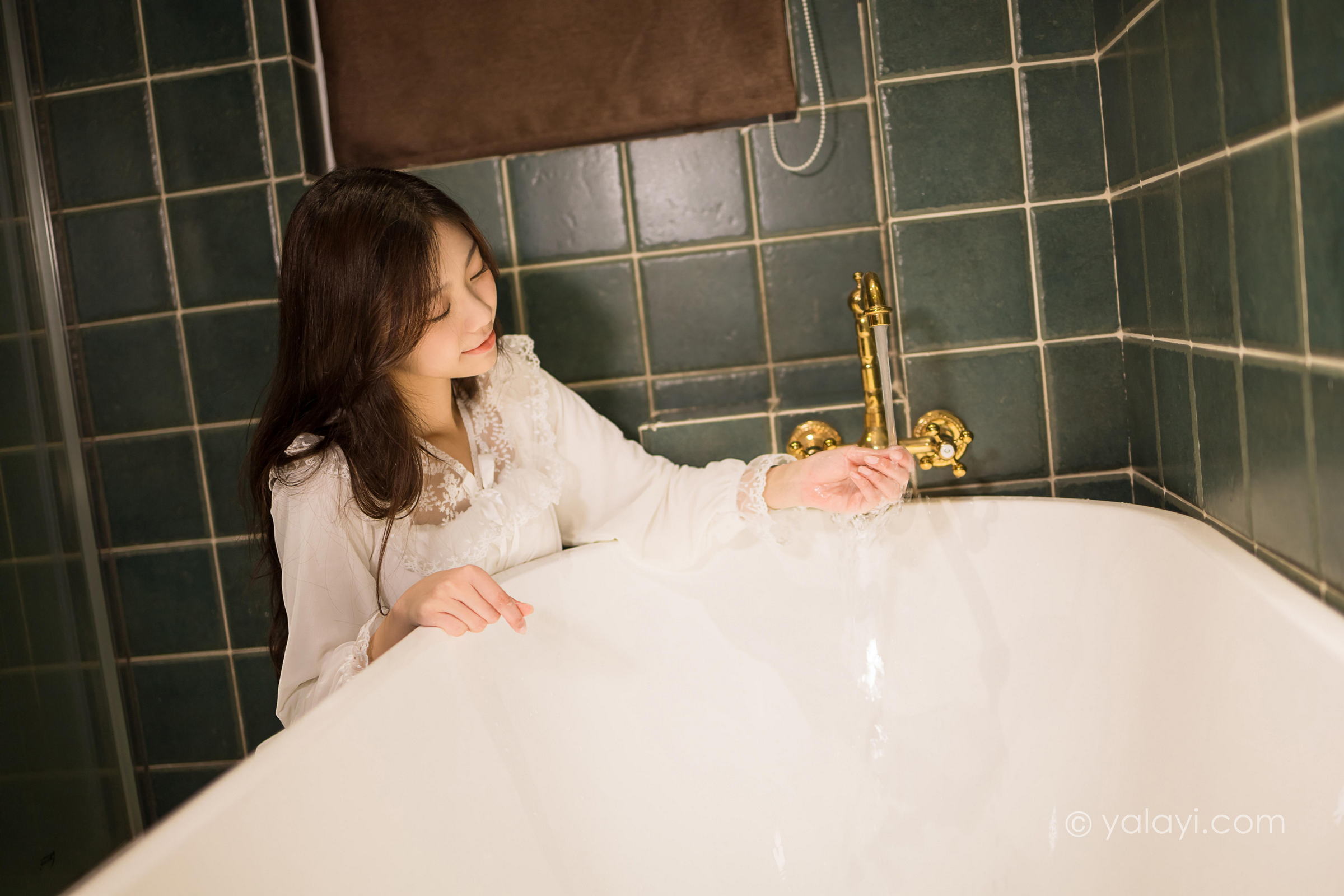 [YALAYI雅拉伊]2022.03.30 阁楼 梓瑶 白色透视睡衣裙性感写真集第5张