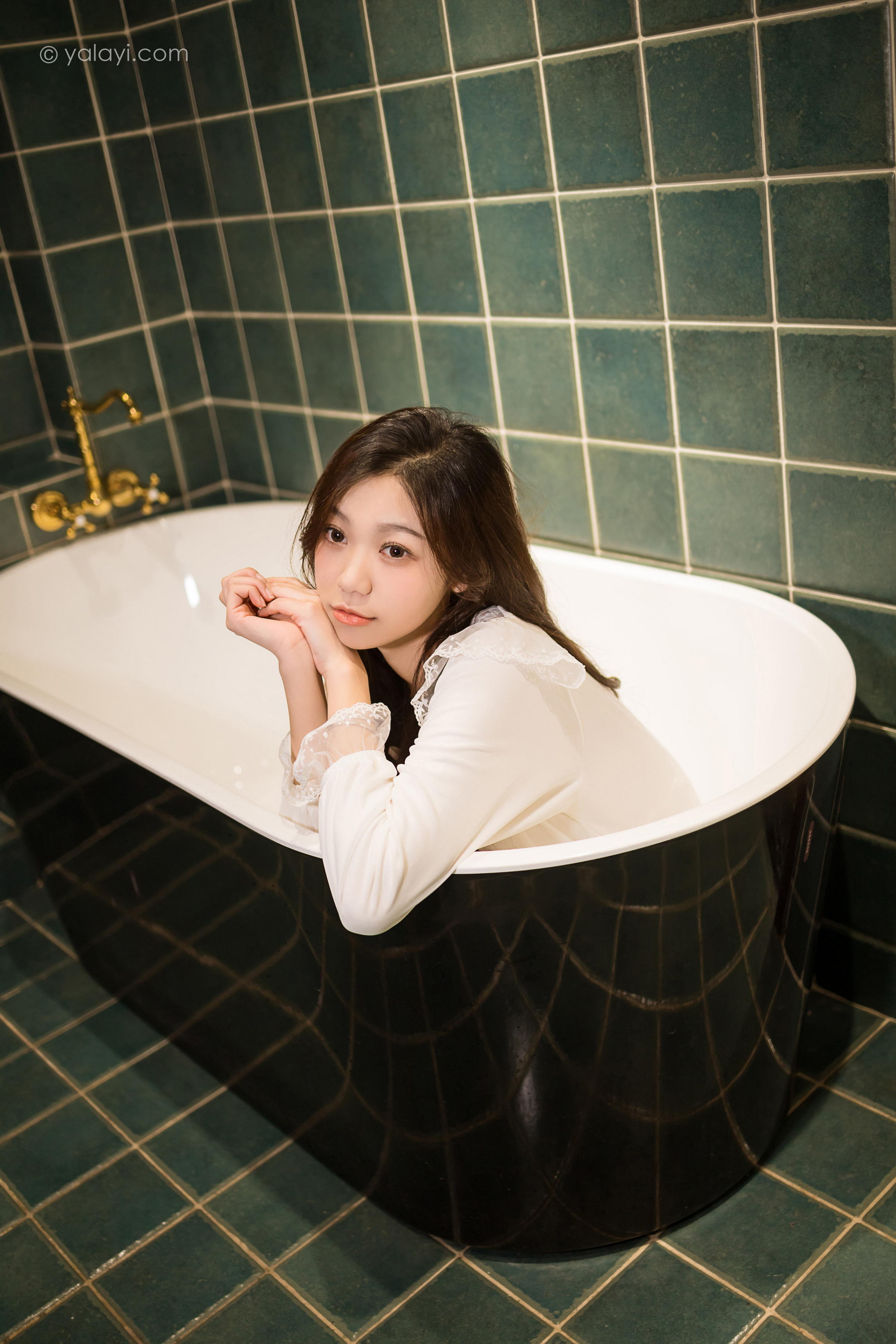 [YALAYI雅拉伊]2022.03.30 阁楼 梓瑶 白色透视睡衣裙性感写真集第4张