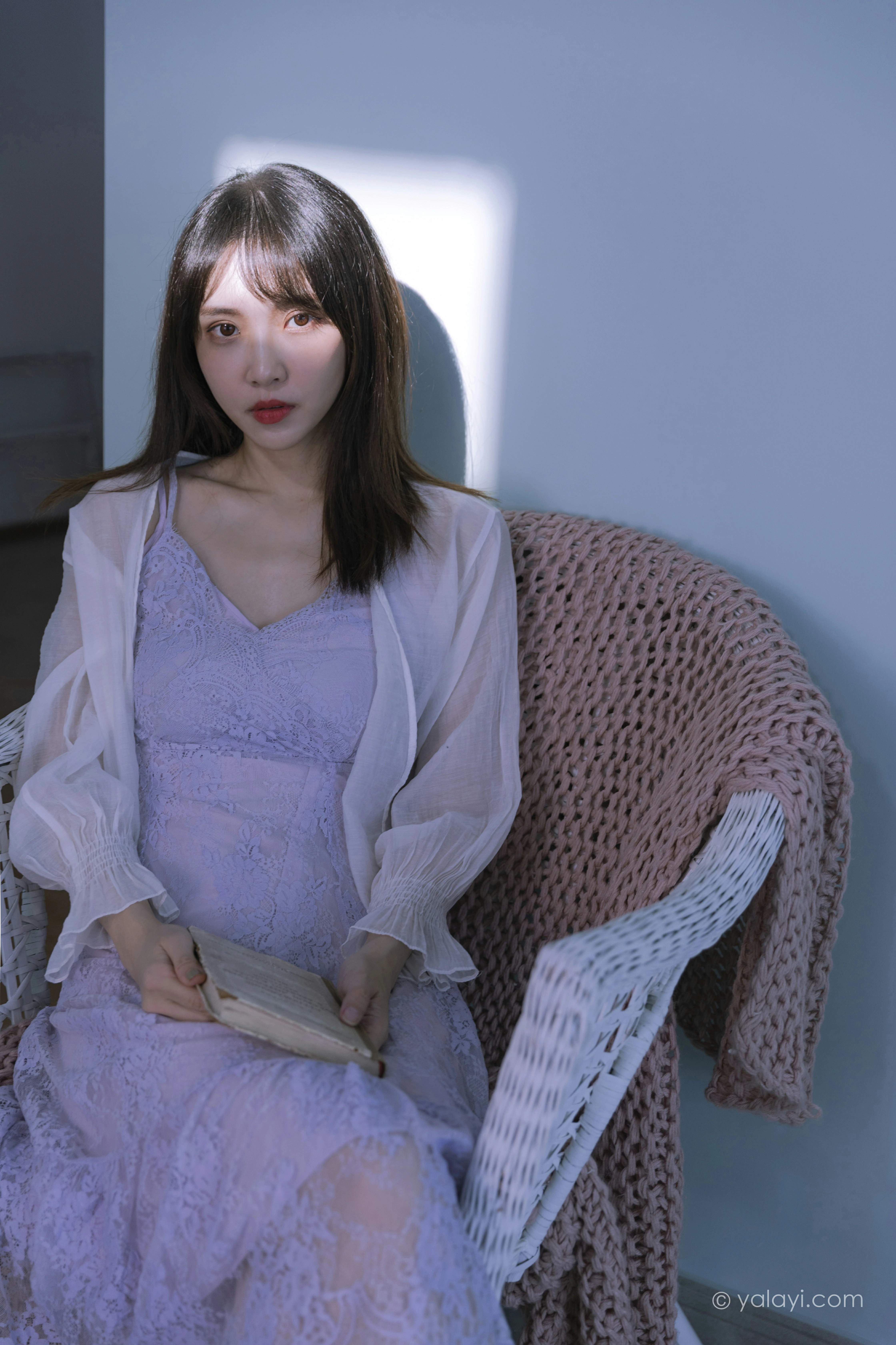 [YALAYI雅拉伊]NO.811 紫色的早晨 妍妍 白色透视蕾丝连衣裙居家私房写真集第4张