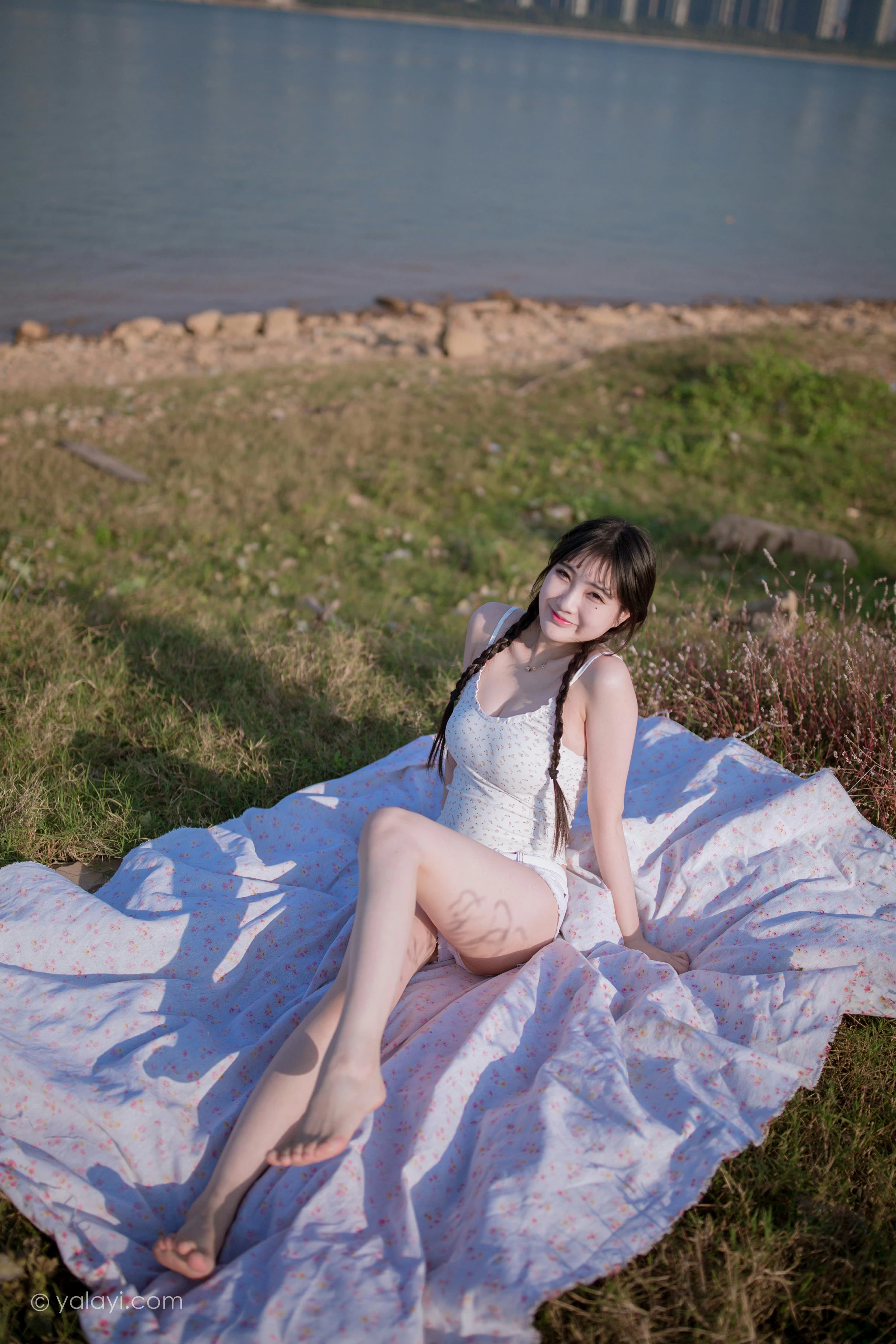 [YALAYI雅拉伊]NO.736 《去江边》 瓶儿 白色性感紧身小背心加牛仔热裤写真集第5张
