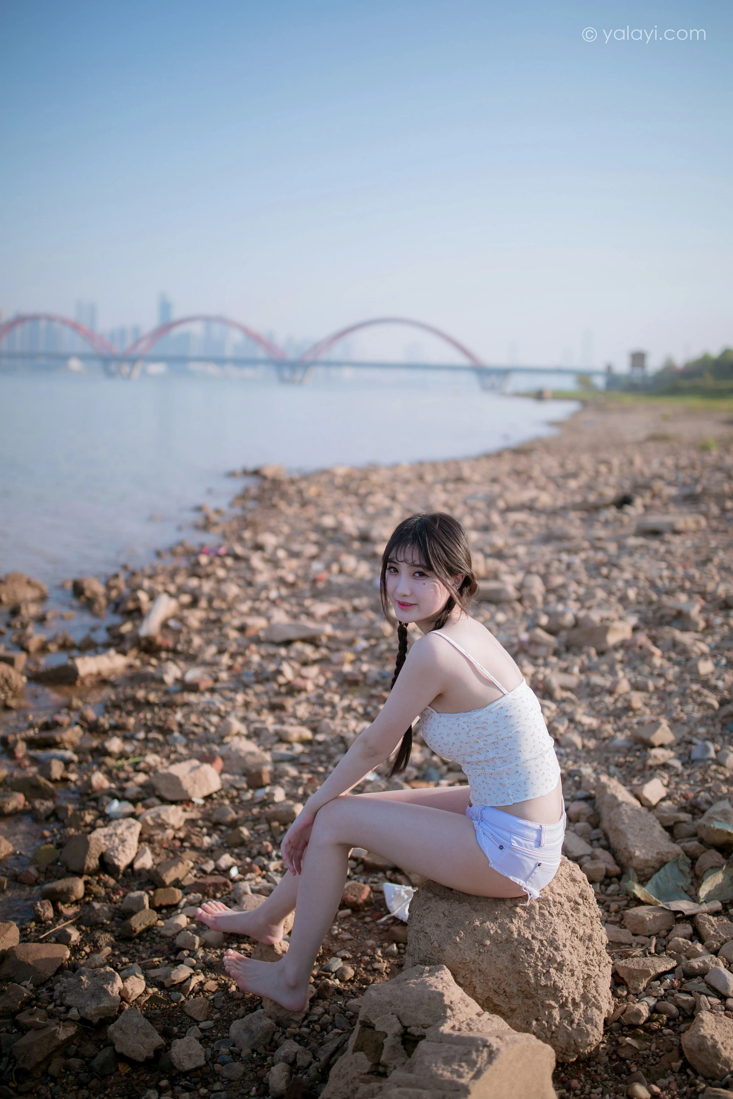 [YALAYI雅拉伊]NO.736 《去江边》 瓶儿 白色性感紧身小背心加牛仔热裤写真集第10张