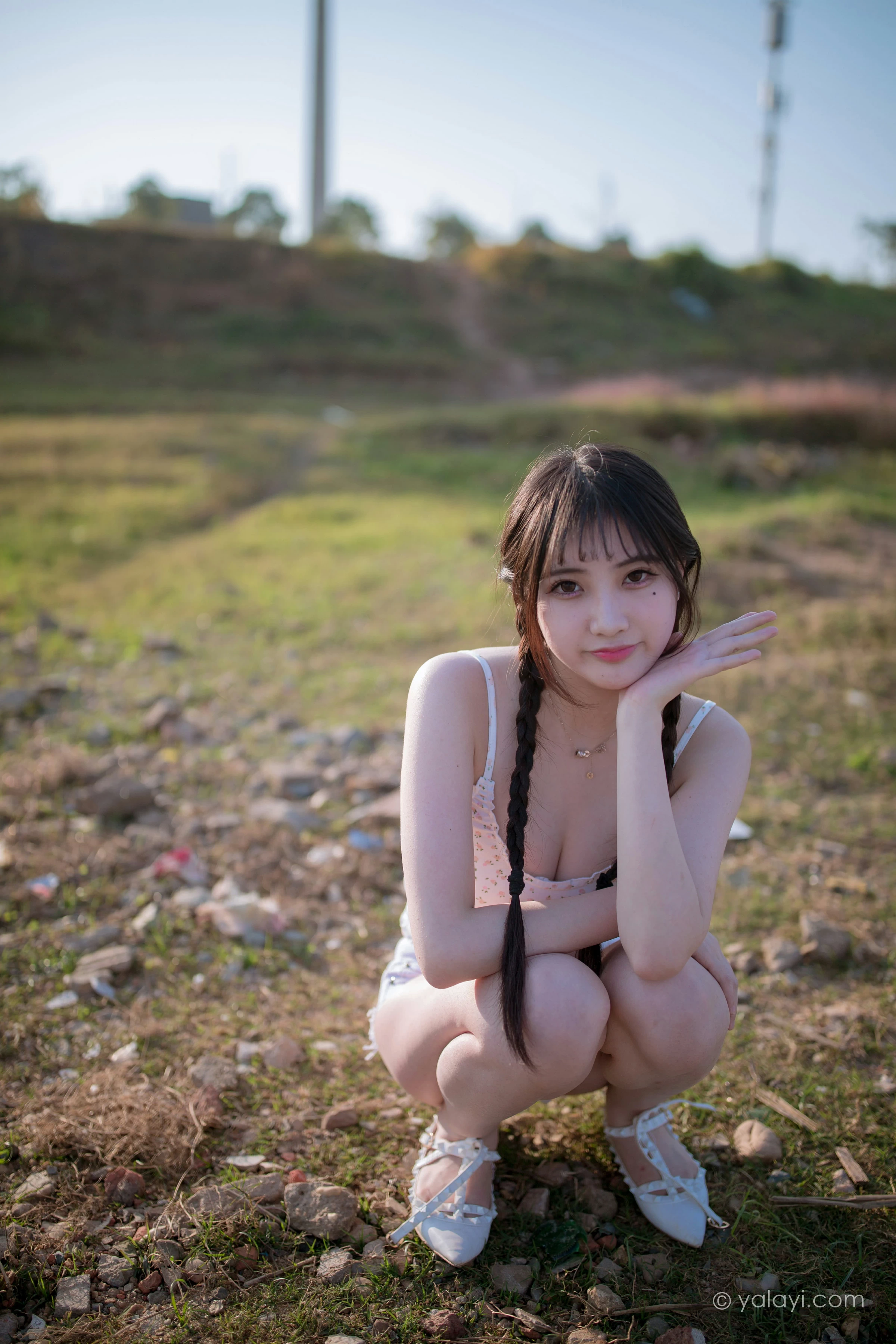 [YALAYI雅拉伊]NO.736 《去江边》 瓶儿 白色性感紧身小背心加牛仔热裤写真集第13张