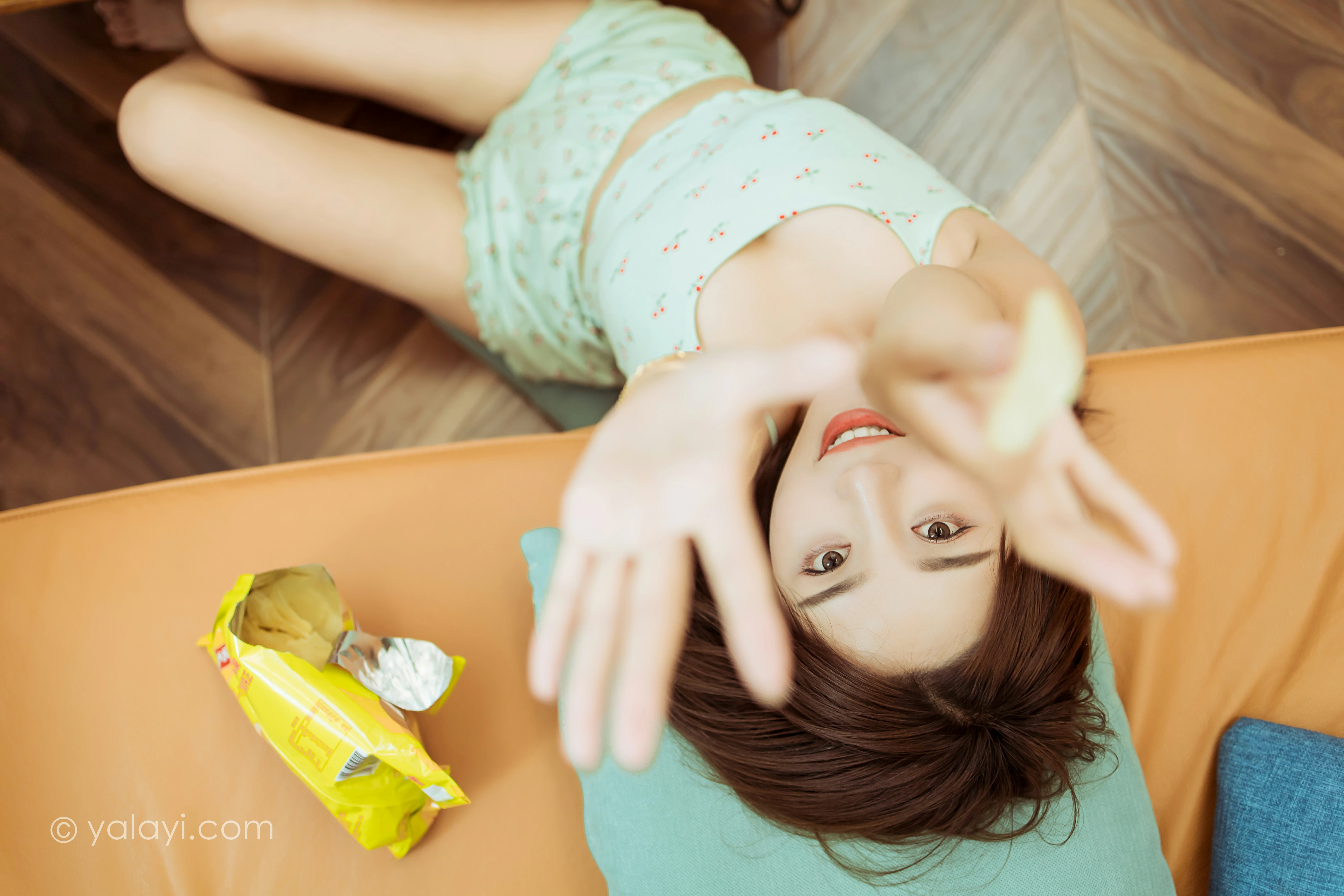 [YALAYI雅拉伊]NO.812 活在当下 雪儿 灰色性感小背心加短裤居家私房写真集第11张