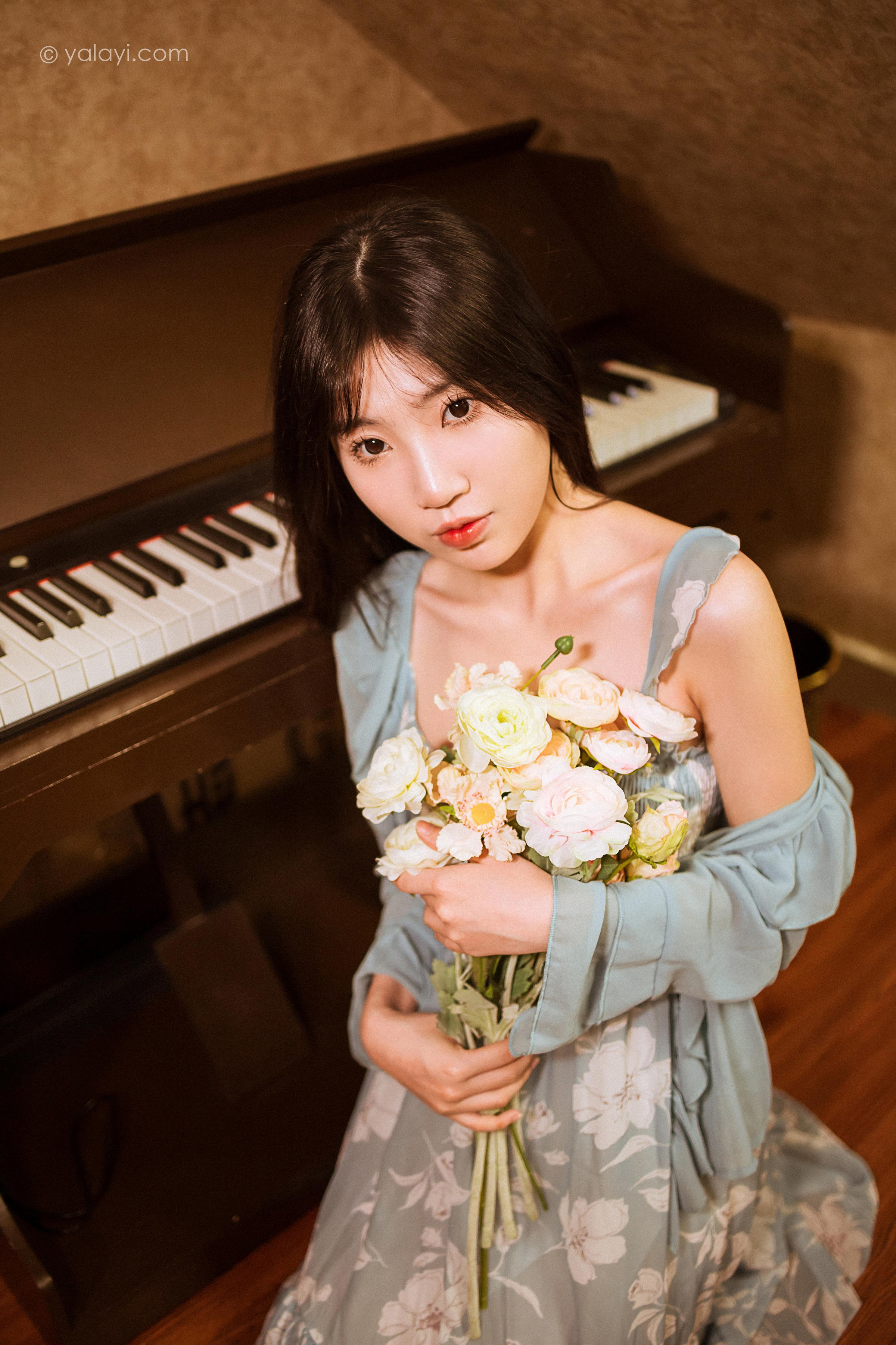 [YALAYI雅拉伊]2022.08.19 一去不复返 小乔 灰色外套加吊带连衣裙清纯写真集第4张