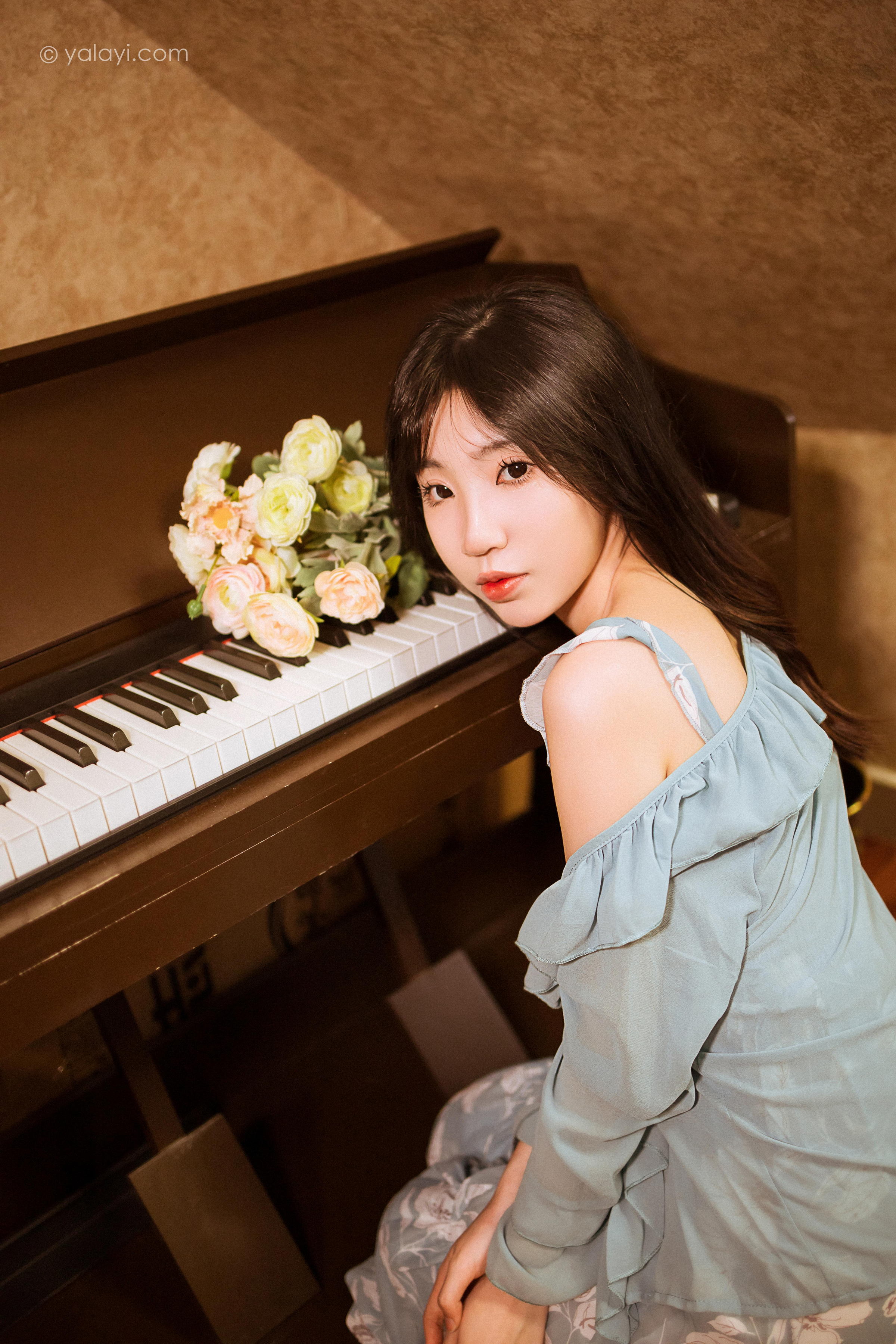 [YALAYI雅拉伊]2022.08.19 一去不复返 小乔 灰色外套加吊带连衣裙清纯写真集第3张