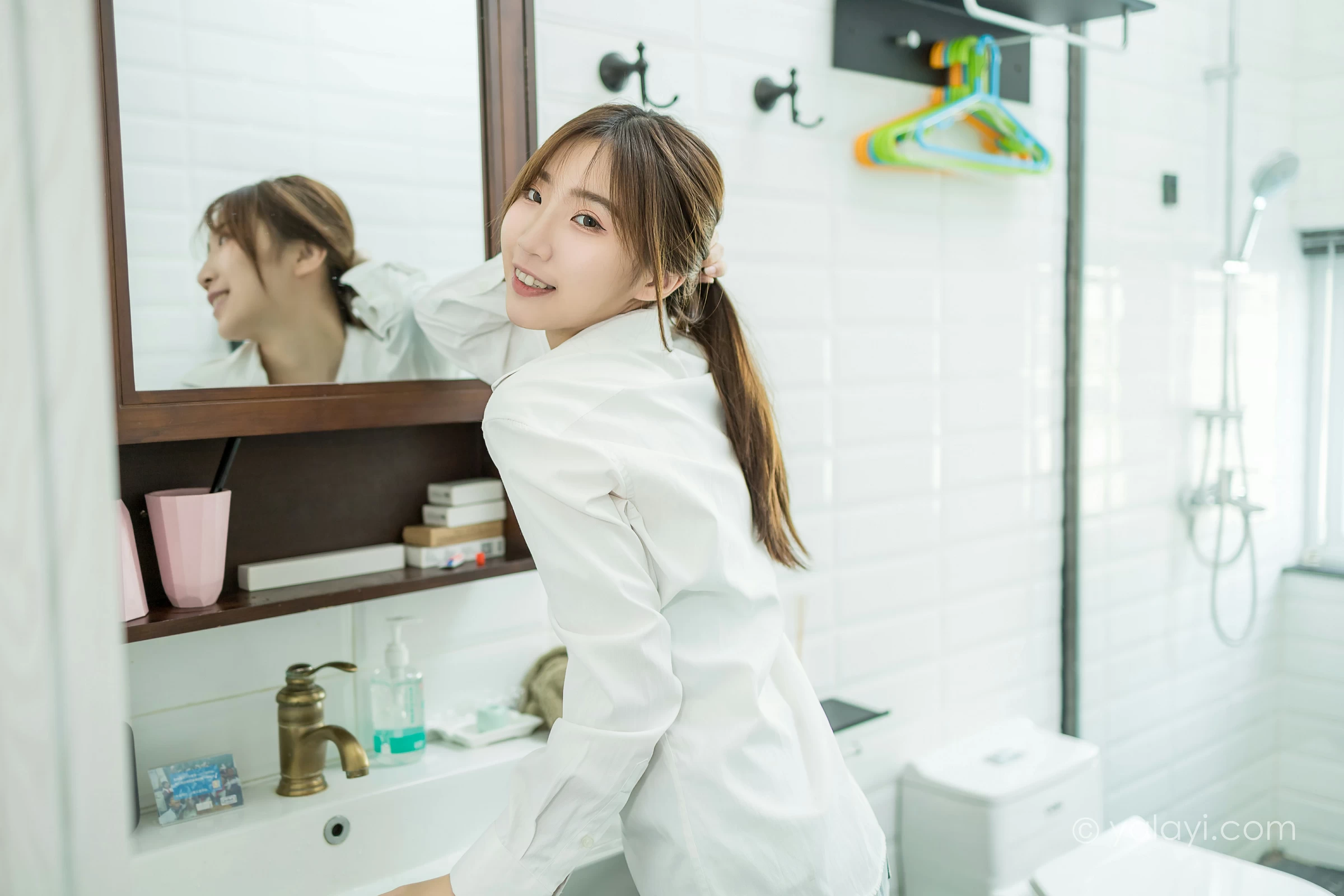 [YALAYI雅拉伊]NO.686 《亲爱的早安》 小乔 白色衬衫加牛仔热裤性感私房写真集第8张