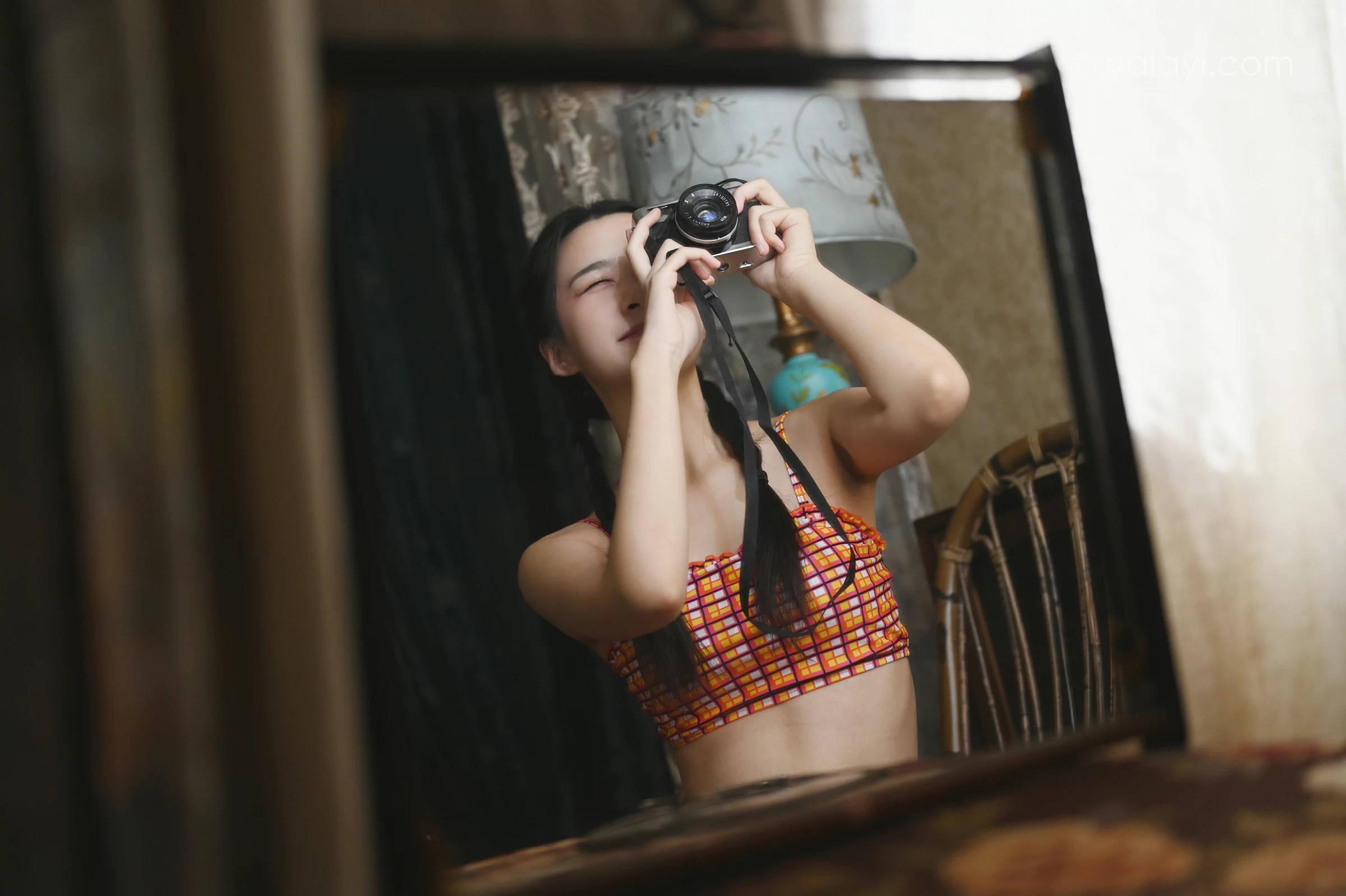 [YALAYI雅拉伊]NO.737 《独处》 方岚 红色格子内衣加短裙性感私房写真集第7张