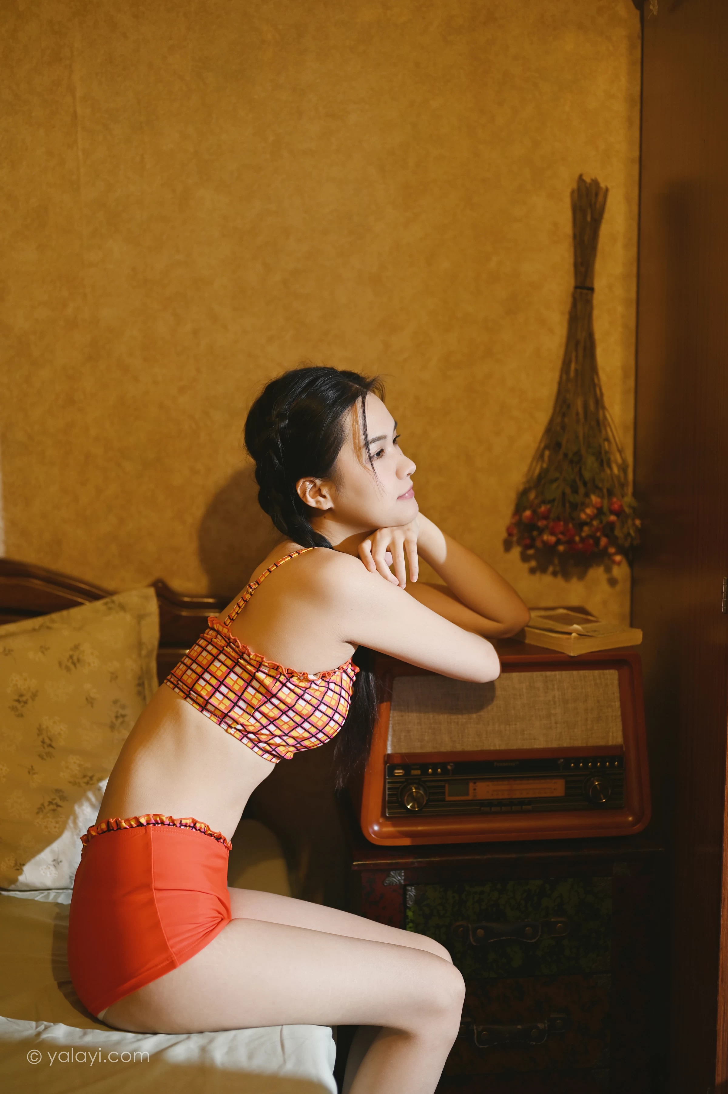 [YALAYI雅拉伊]NO.737 《独处》 方岚 红色格子内衣加短裙性感私房写真集第2张