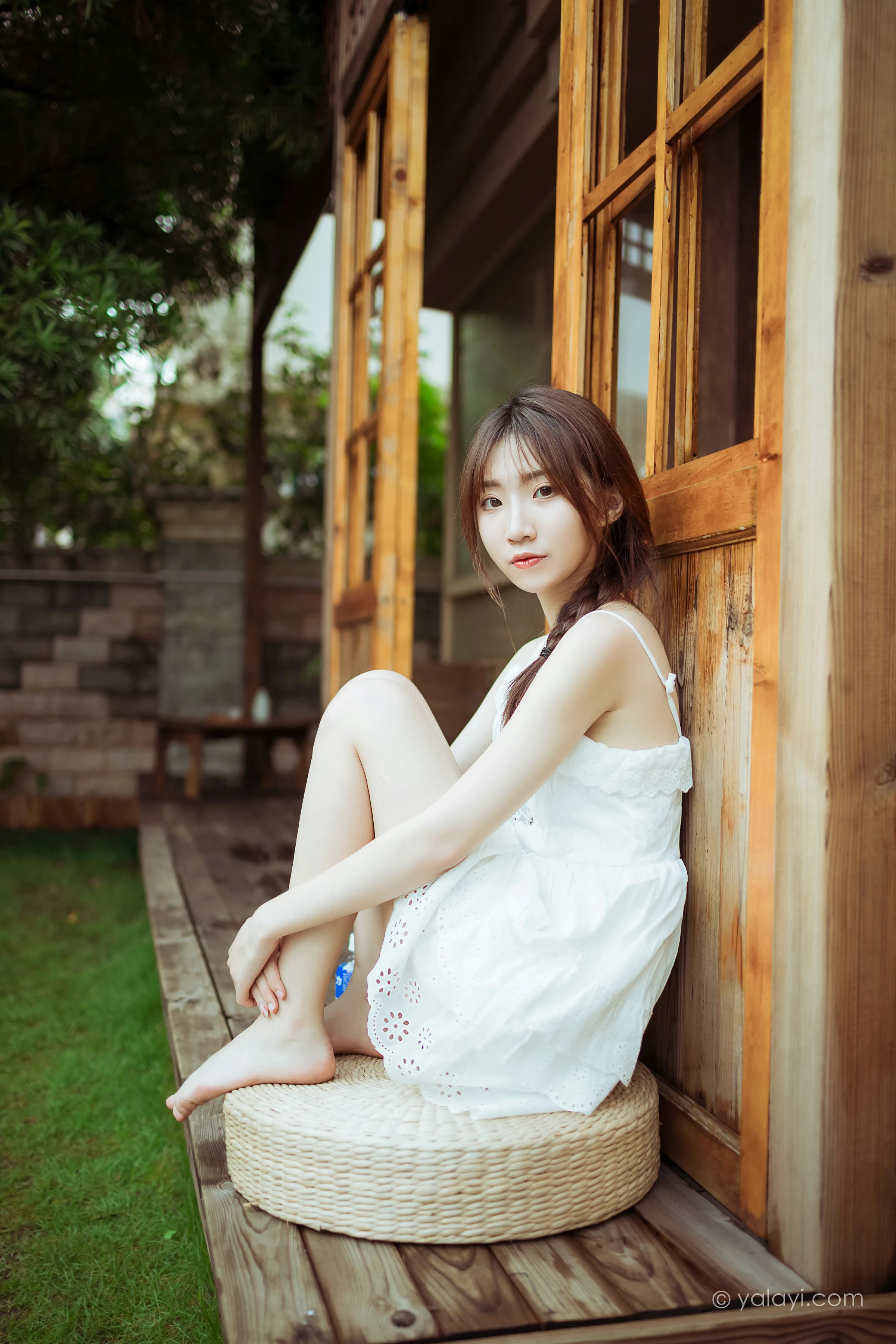 [YALAYI雅拉伊]NO.715 《雨后花园》 小乔 白色吊带连衣裙居家私房写真集第15张