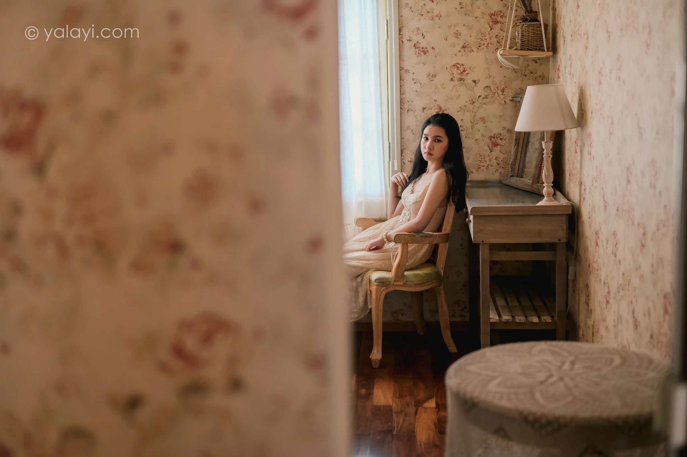 [YALAYI雅拉伊]NO.688 《盼》 方岚 白色吊带蕾丝连衣裙居家私房写真集第8张