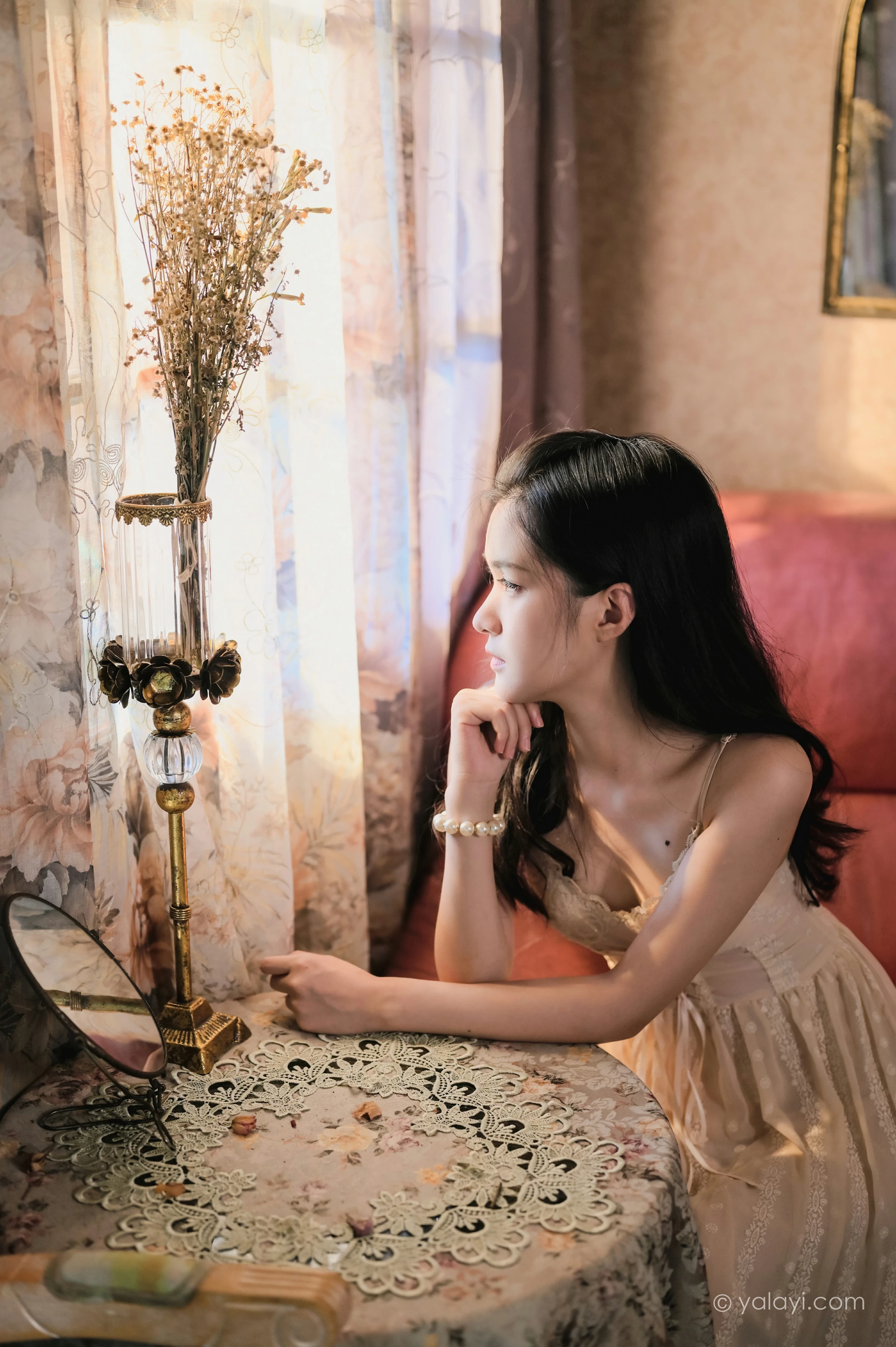 [YALAYI雅拉伊]NO.688 《盼》 方岚 白色吊带蕾丝连衣裙居家私房写真集第16张