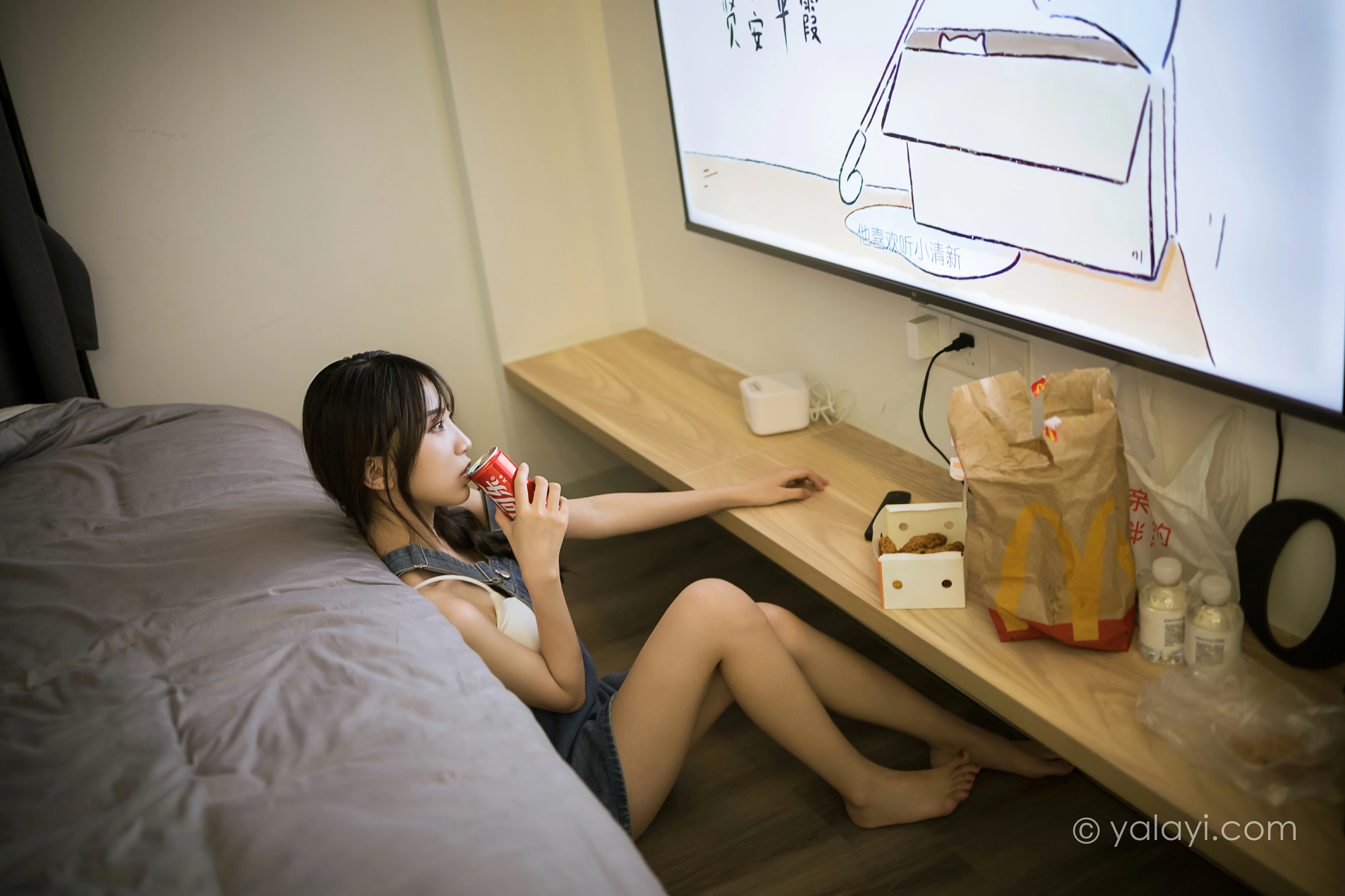 [YALAYI雅拉伊]NO.809 宅家日记 小乔 背带牛仔短裙加白色性感小背心私房写真集第6张