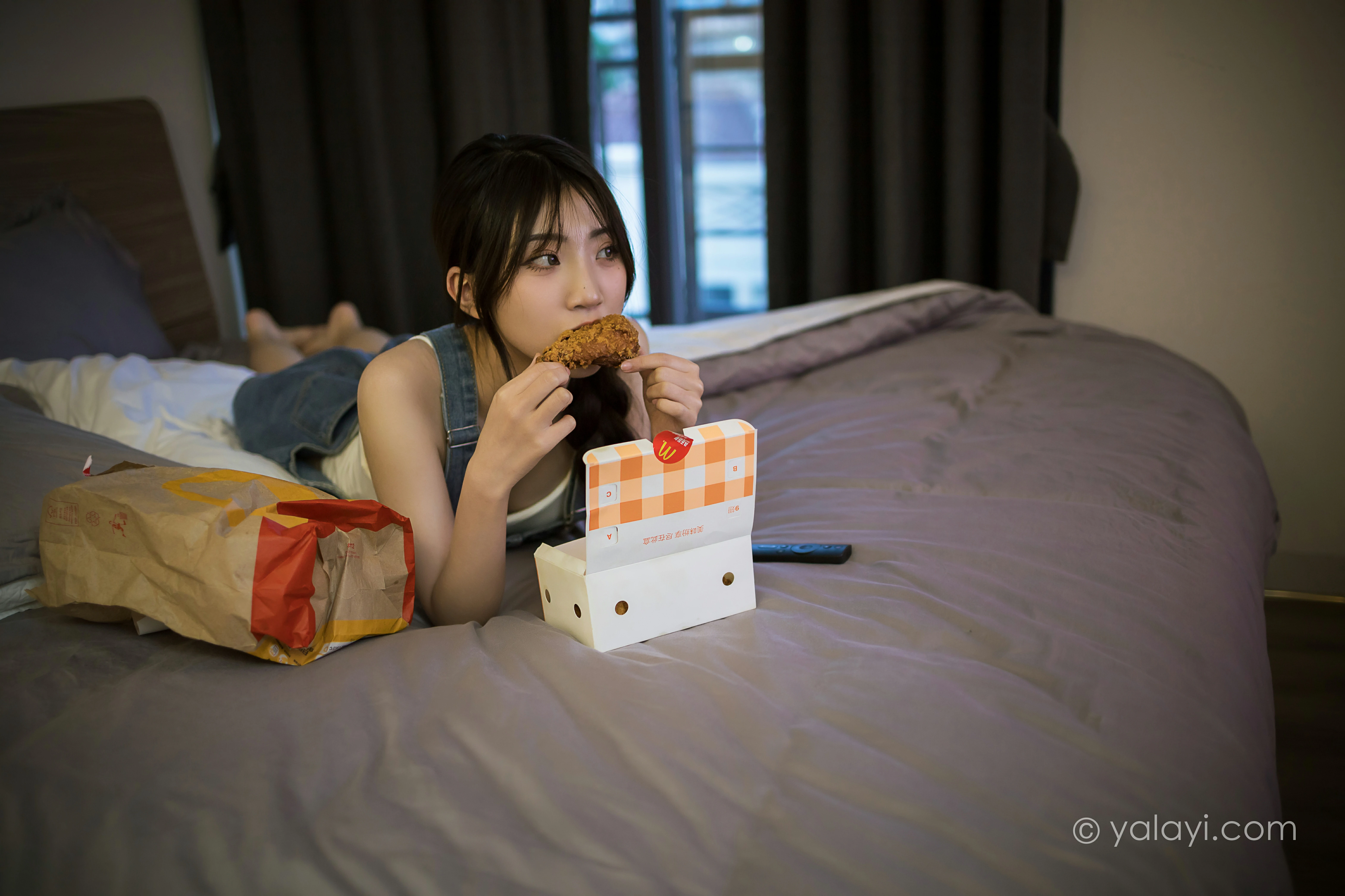 [YALAYI雅拉伊]NO.809 宅家日记 小乔 背带牛仔短裙加白色性感小背心私房写真集第8张