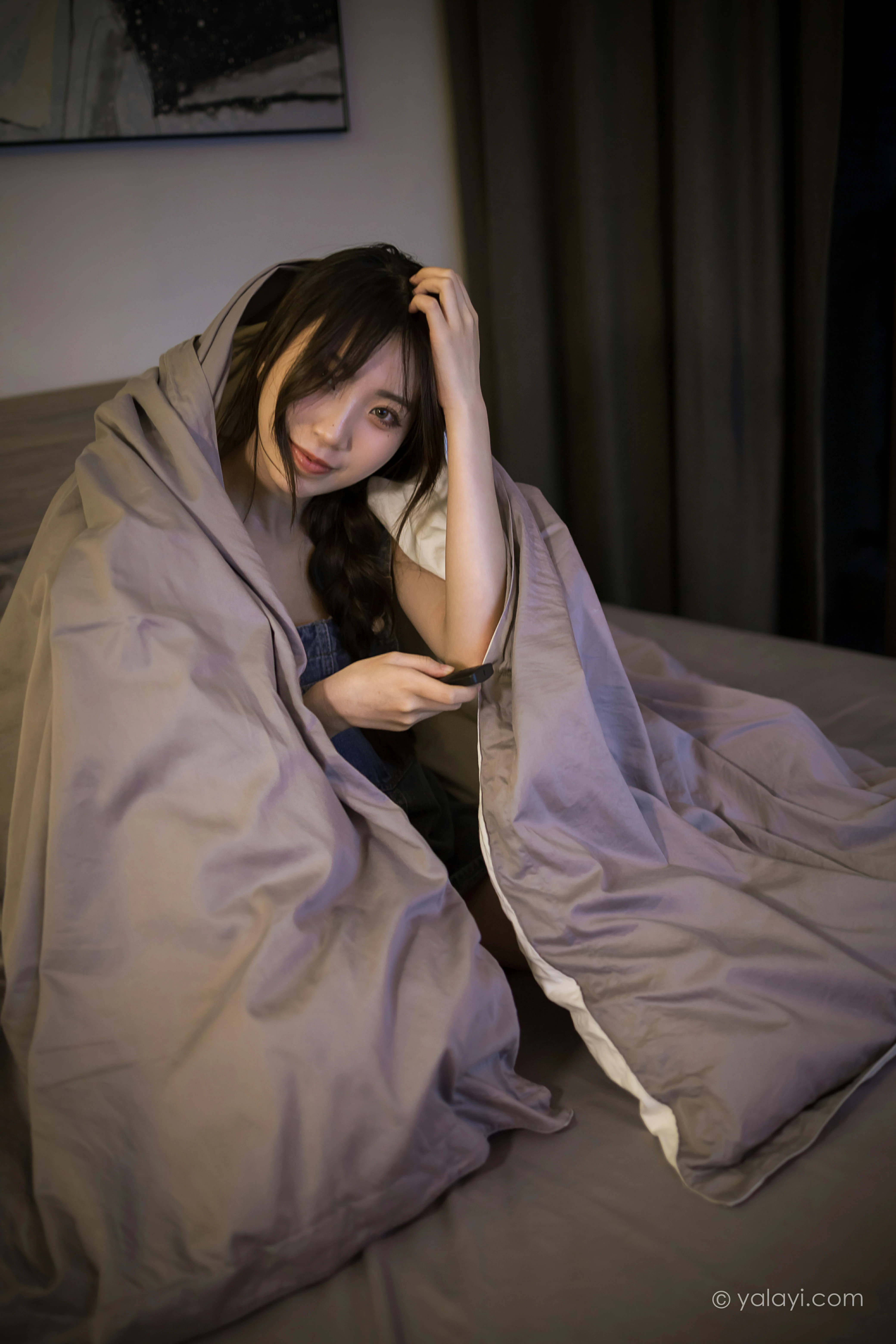 [YALAYI雅拉伊]NO.809 宅家日记 小乔 背带牛仔短裙加白色性感小背心私房写真集第14张