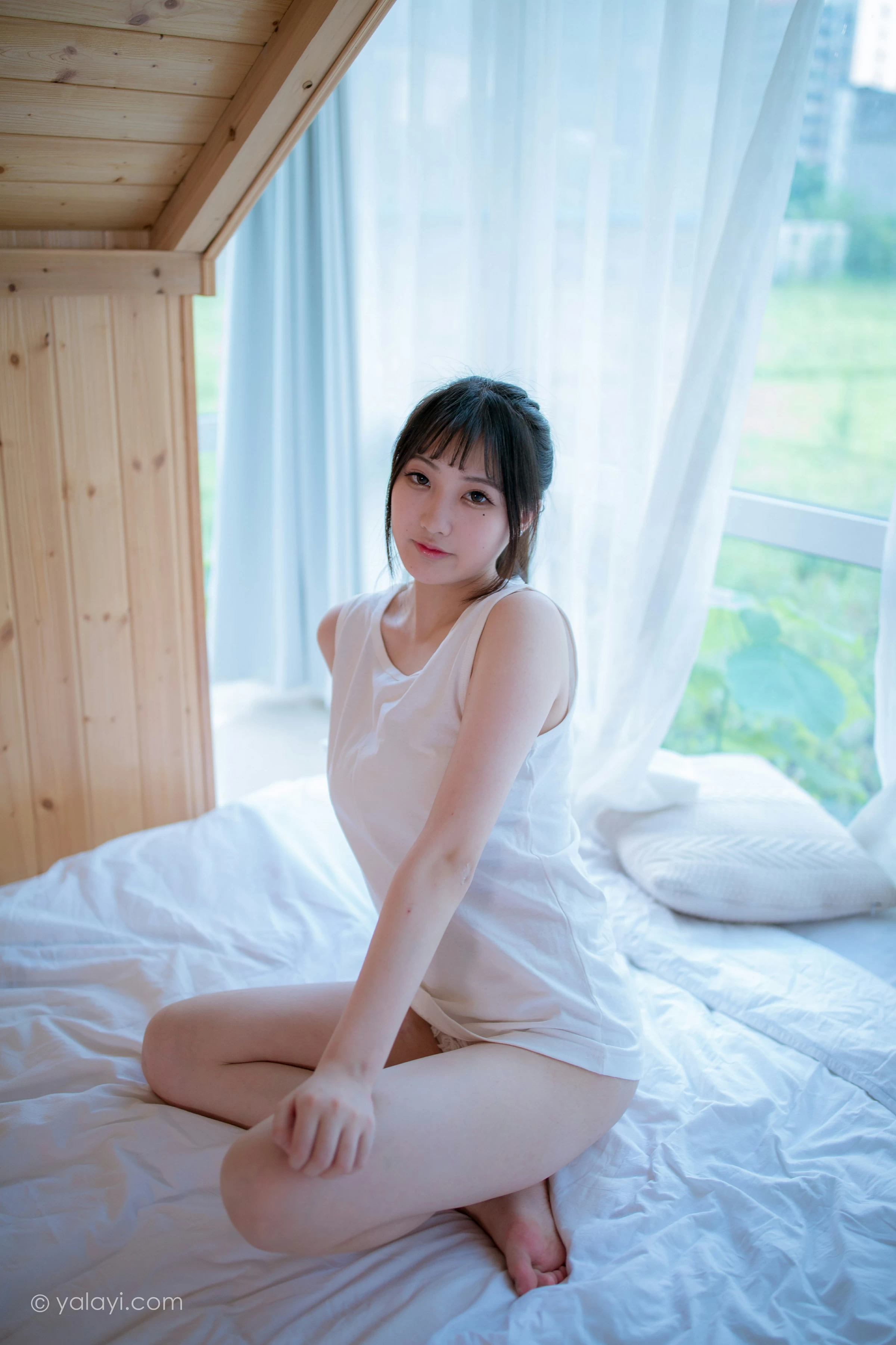 [YALAYI雅拉伊]NO.694 《木屋时光》 瓶儿 白色连身背心性感私房写真集第4张